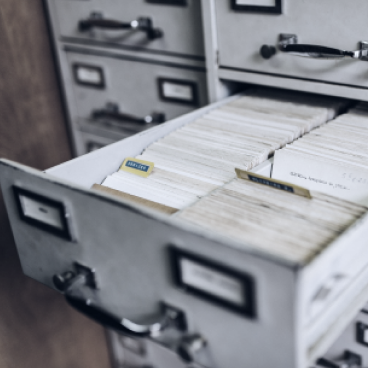 Если сотрудник просит выдать на руки трудовую книжку, он должен сказать, зачем она ему