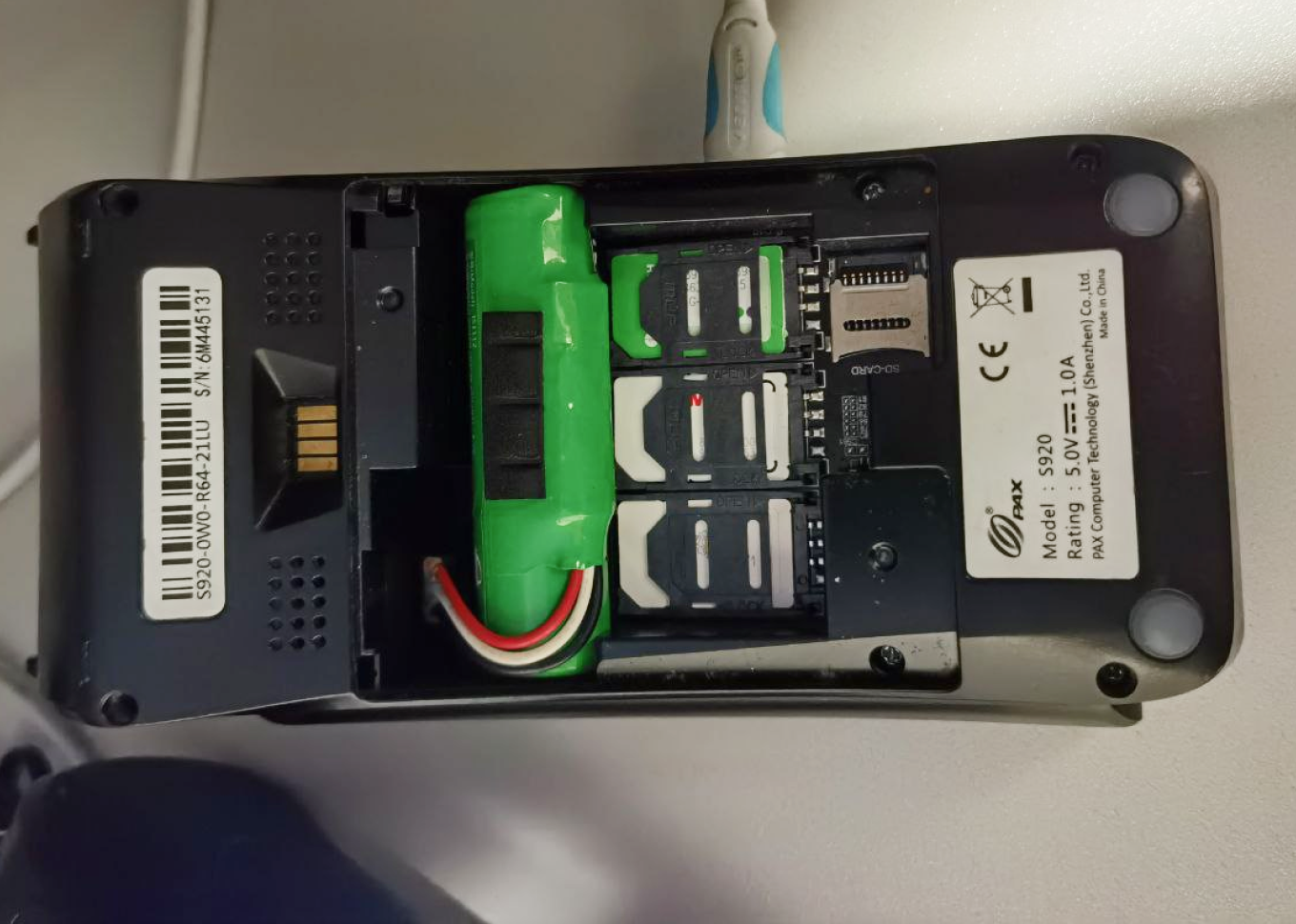 Слоты для трех сим-карт в терминале