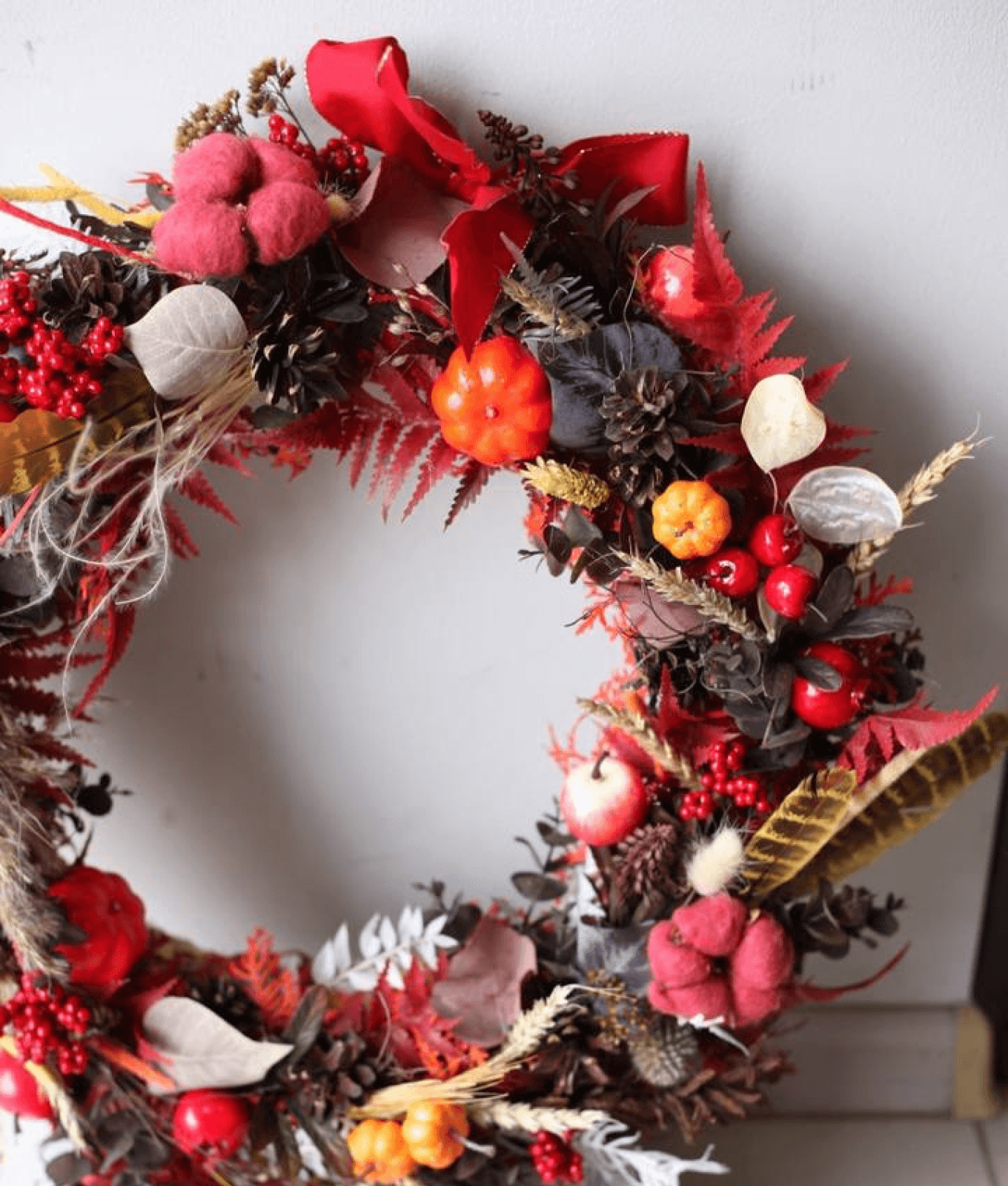Осенний венок из декоративных яблок, ягод и перьев