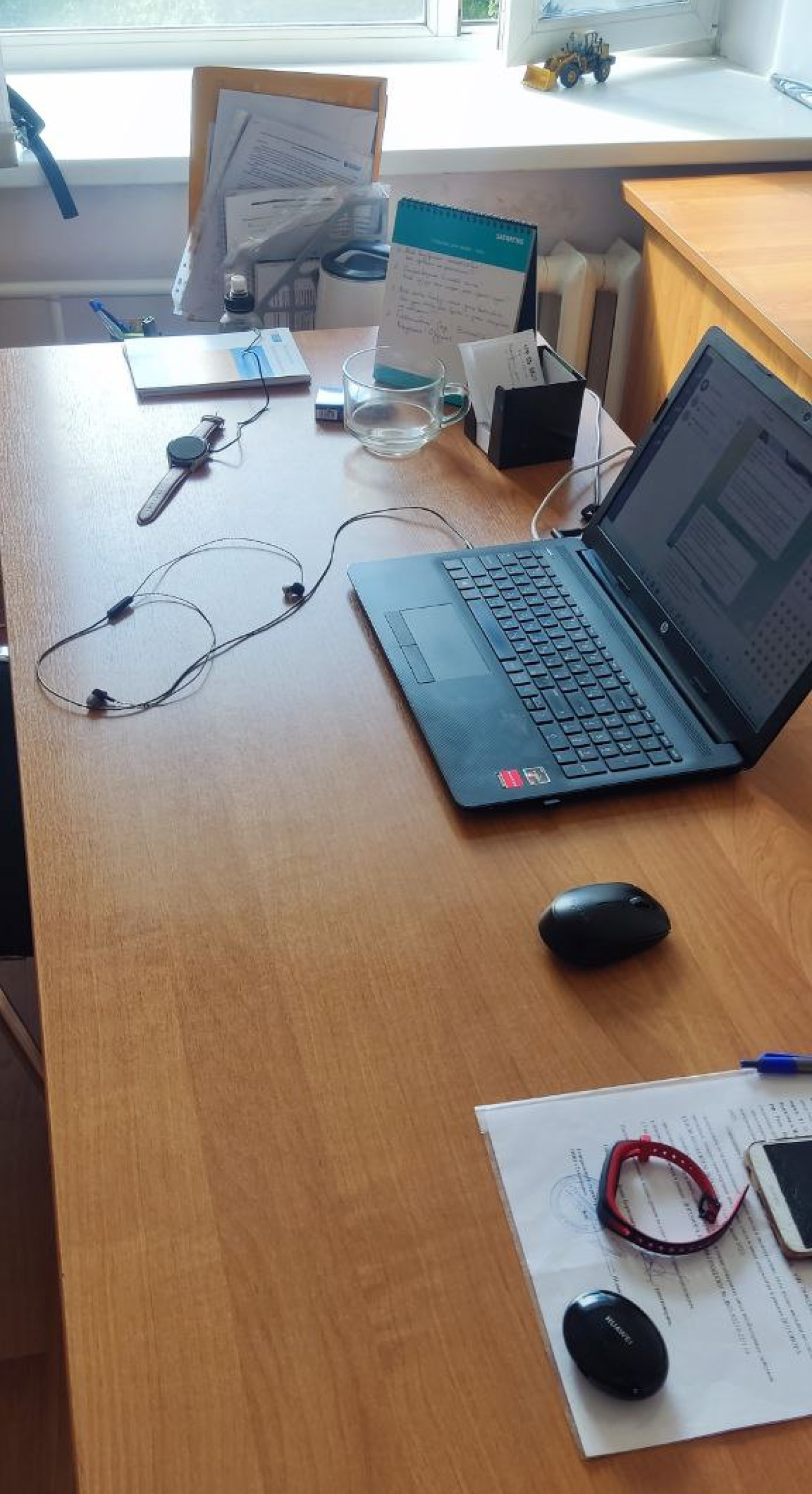 Как выглядит рабочее место брокера в офисе