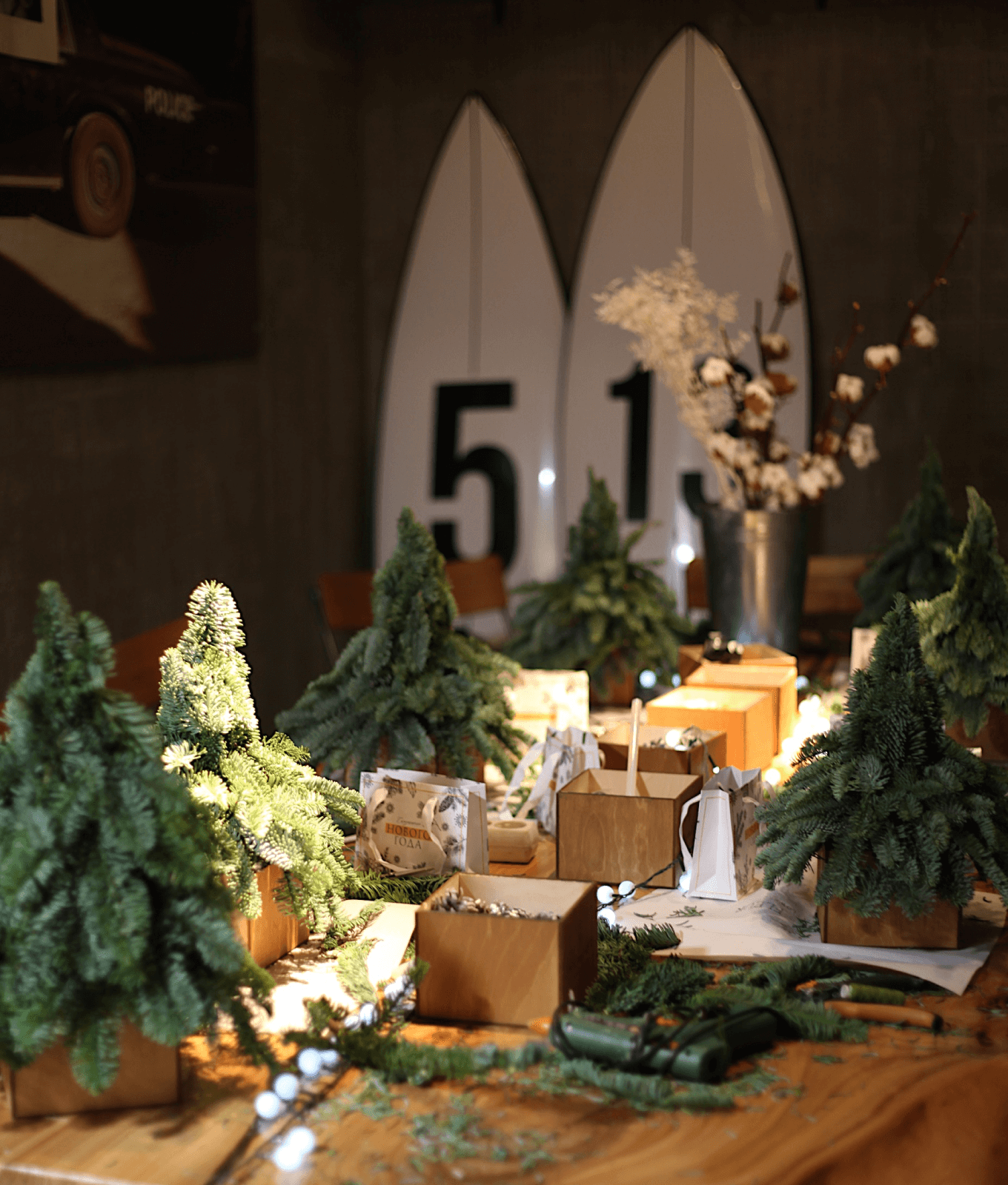 Осенний венок из декоративных яблок, ягод и перьев