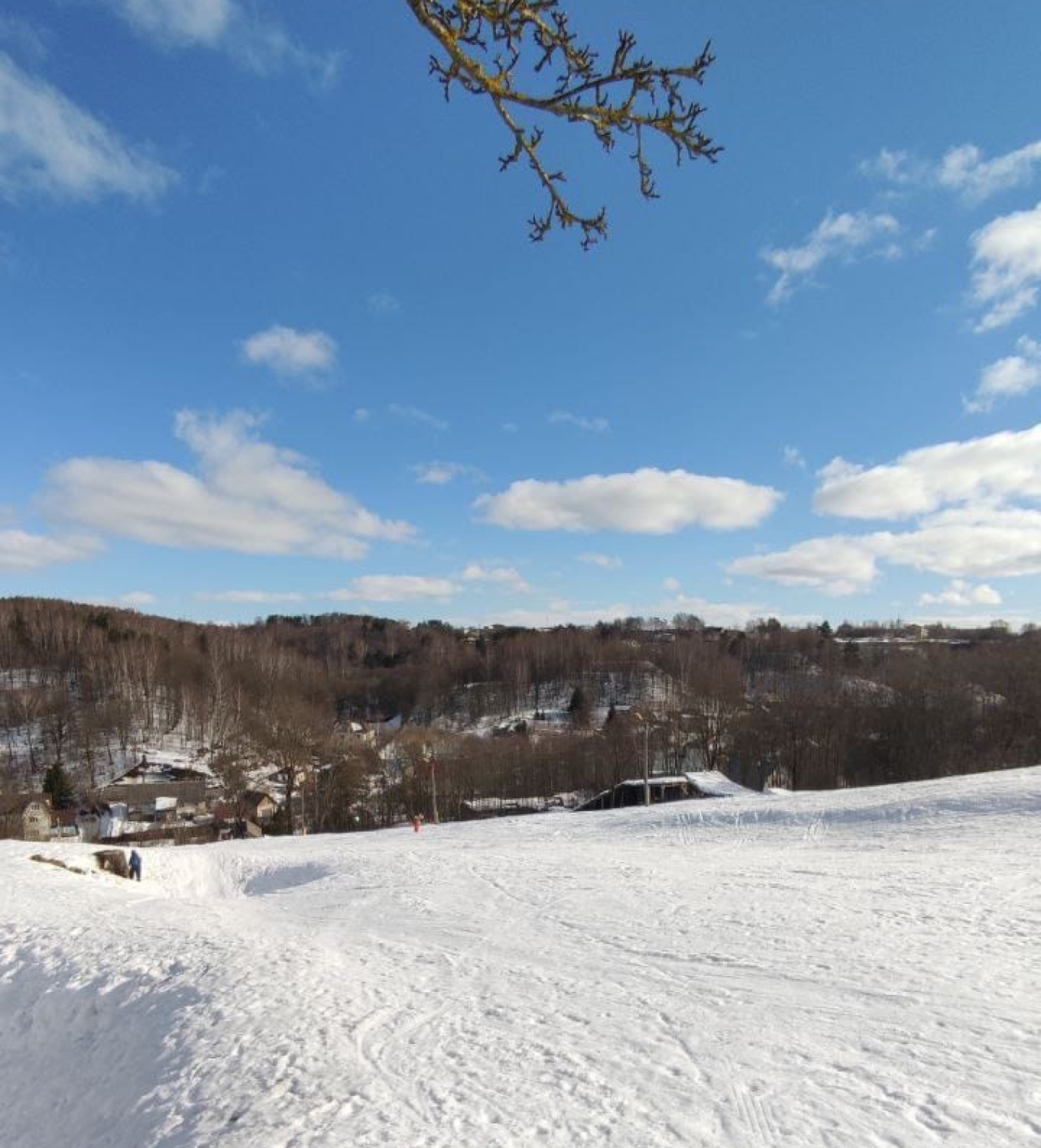 Спуск с горы зимой