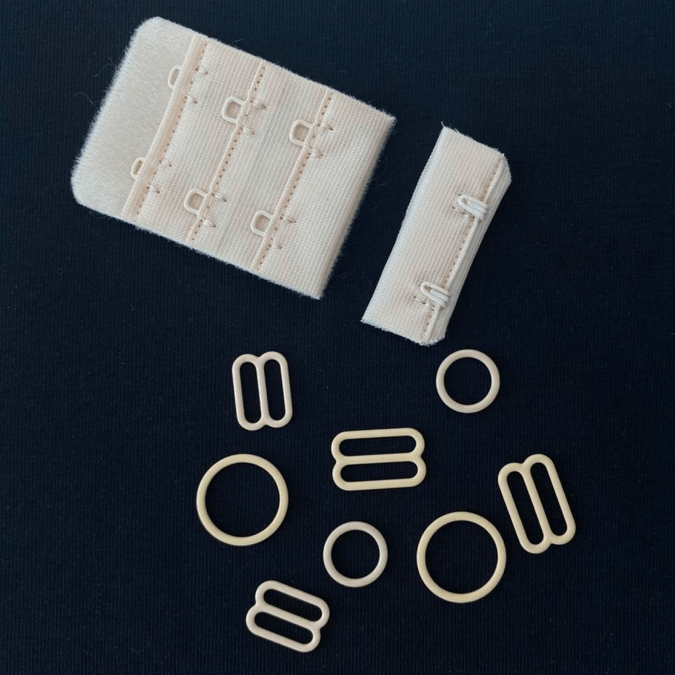 Бежевая фурнитура для бюстгальтера