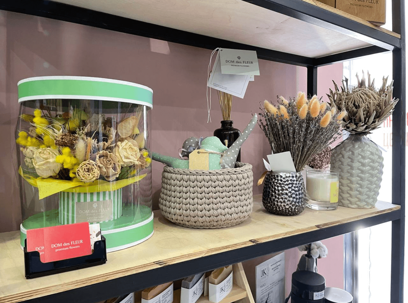 Предметы декора в цветочном магазине