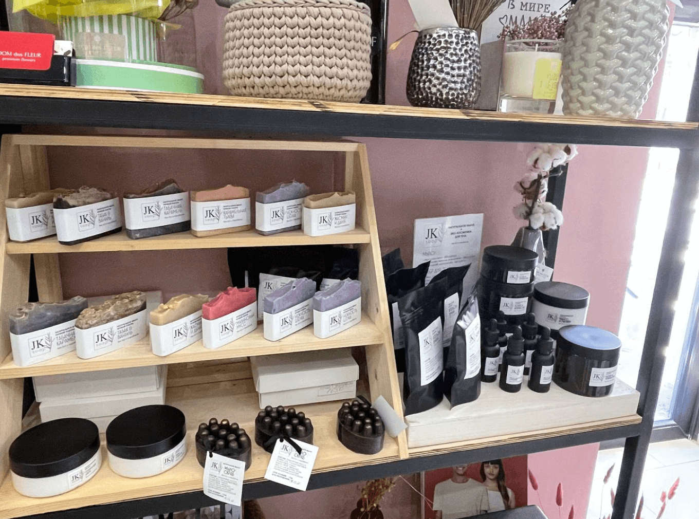 Товары предпринимателей-партнеров в цветочном магазине