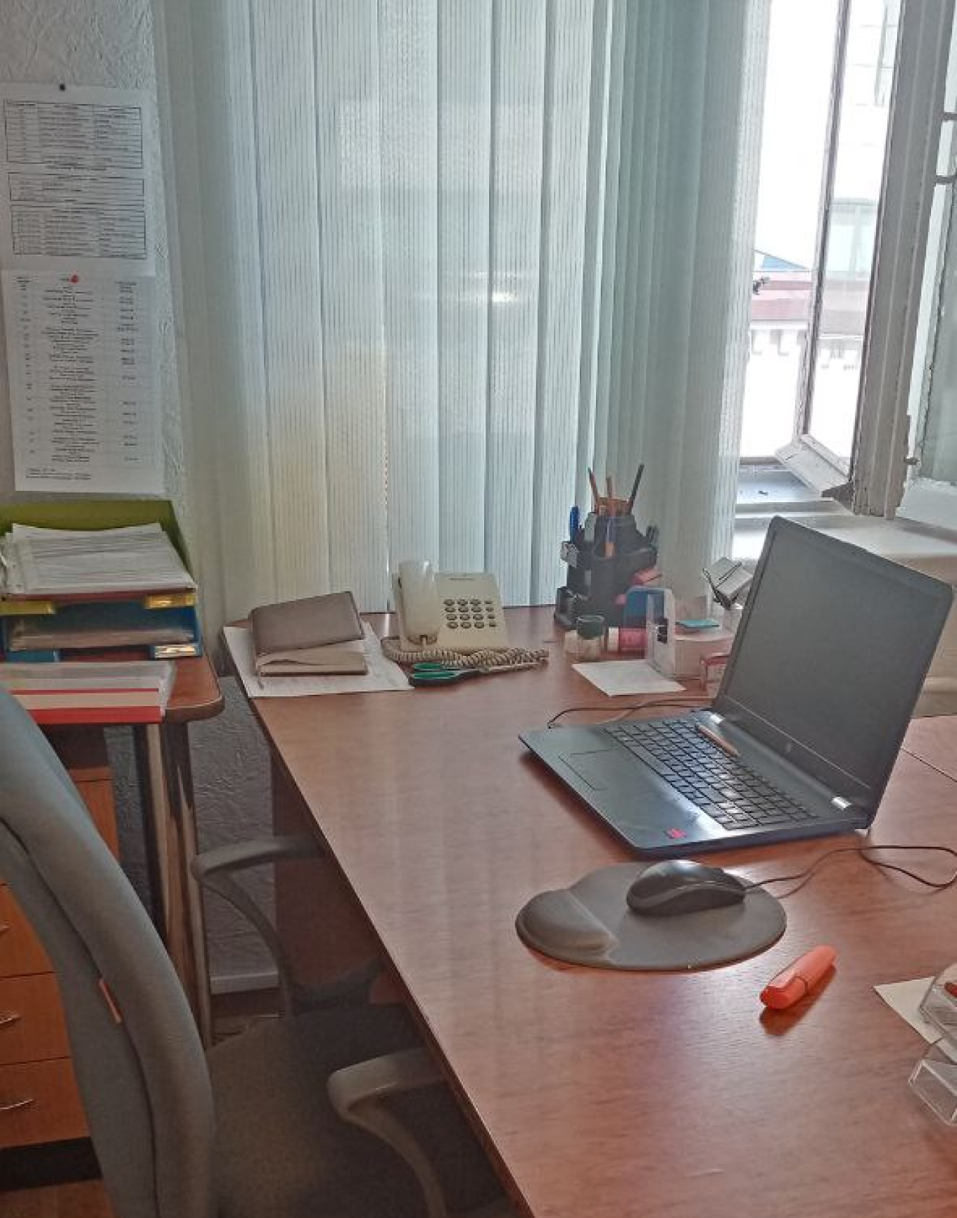 Пример рабочего места самозанятого юриста в офисе