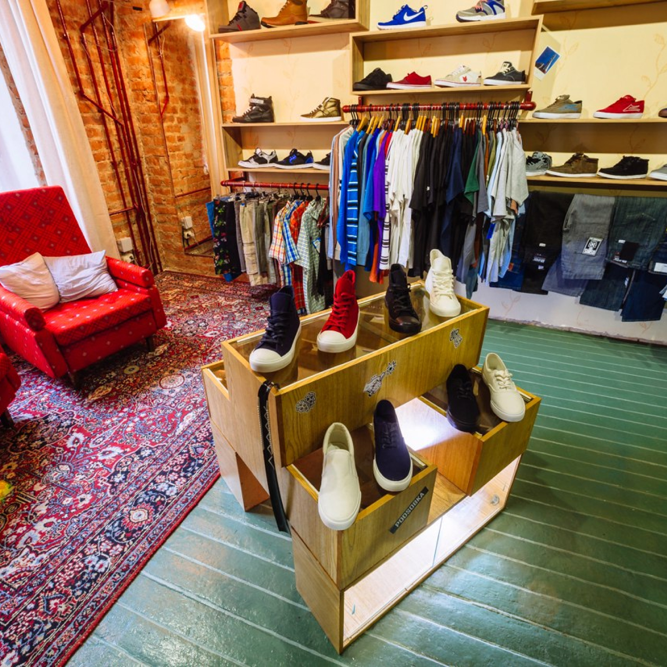 Обстановка магазина одежды