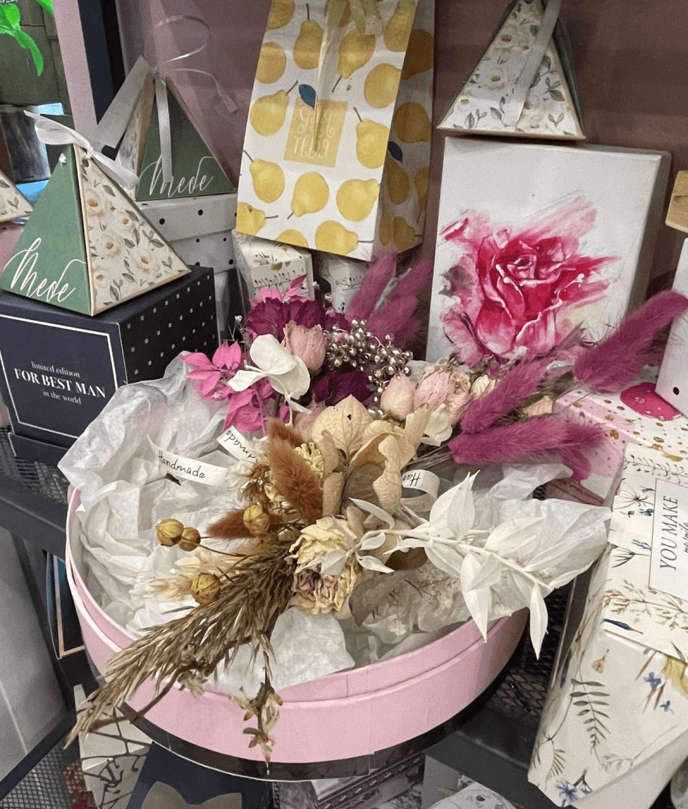 Бутоньерки из цветов и зелени