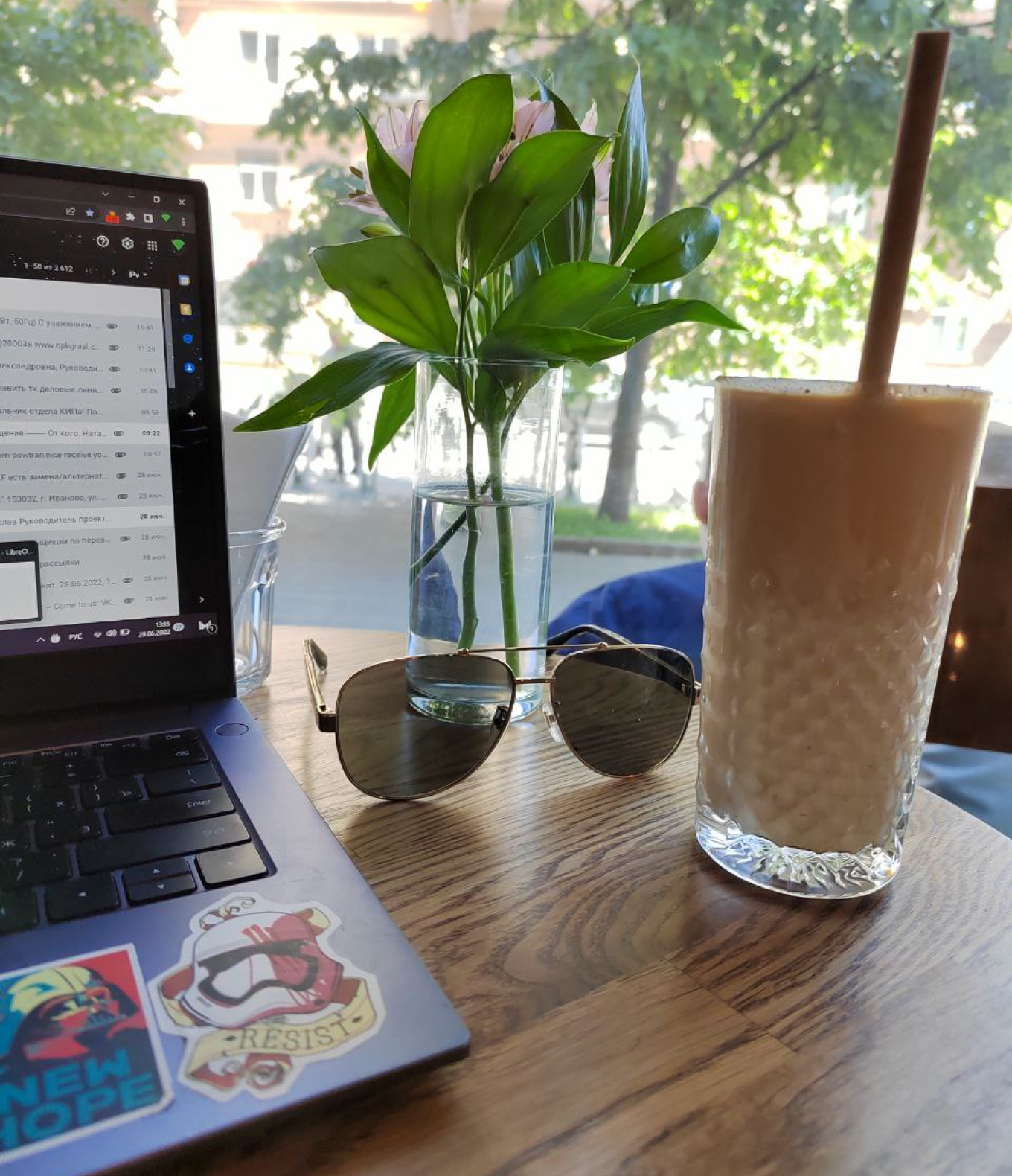 Как выглядит рабочее место в кофейне