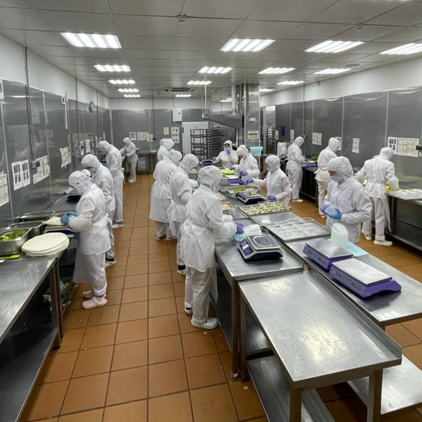 Холодный цех сборки сэндвич-роллов и салатов