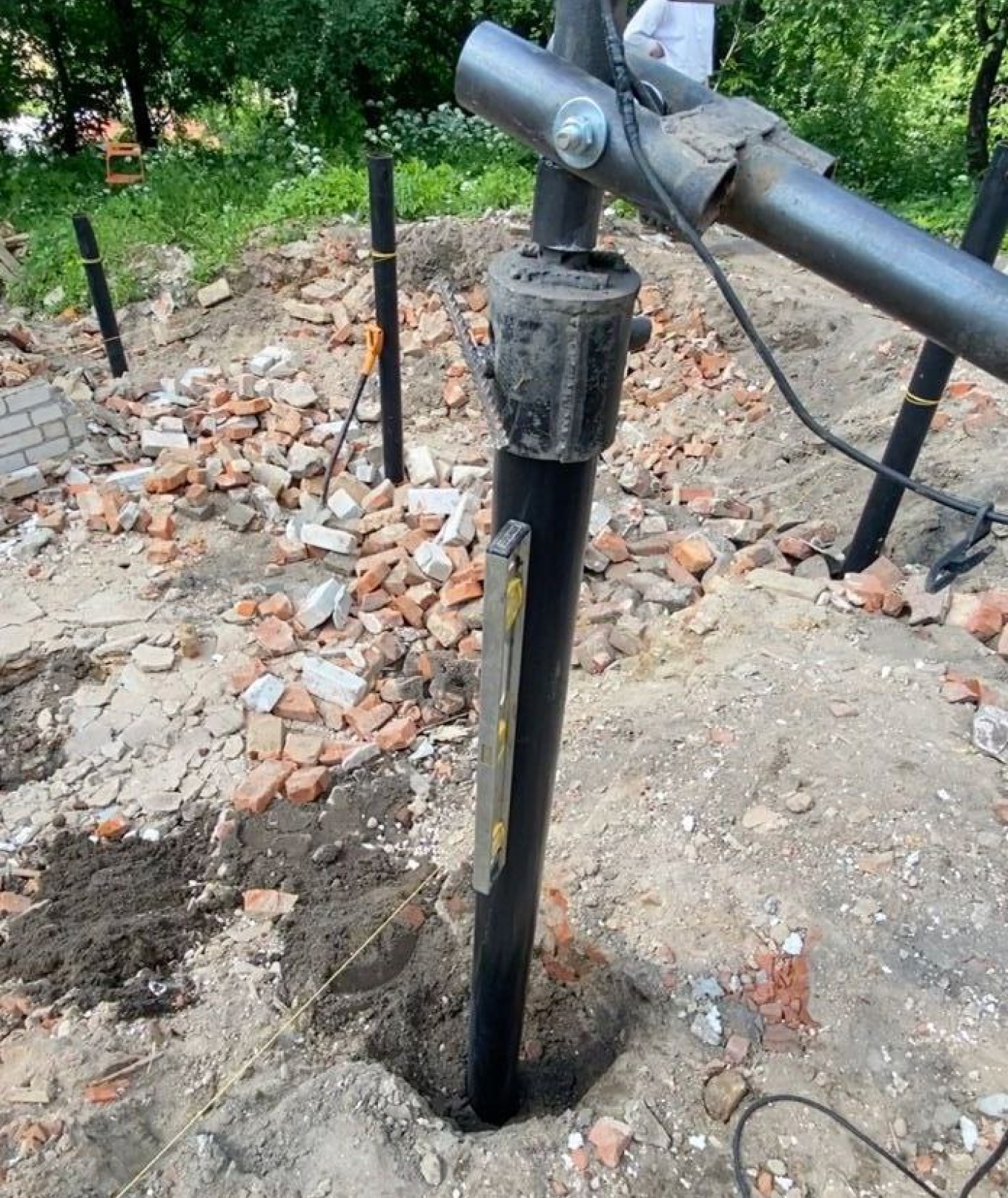 Закручивание свай на месте старого фундамента