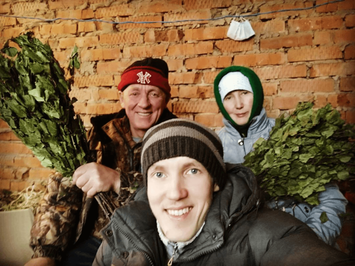 Герой реалити и его родители вяжут веники