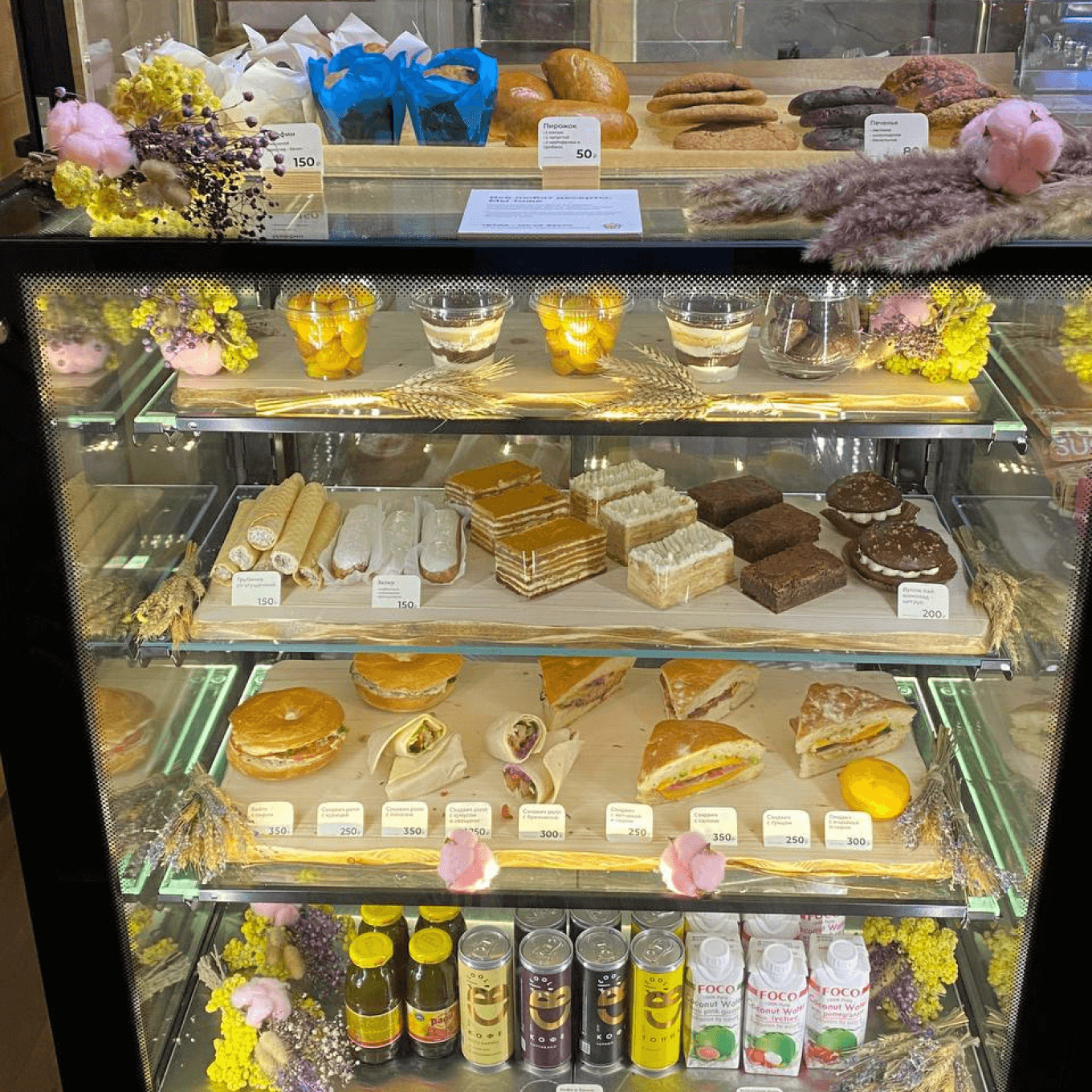 Охлаждающая витрина с пирожными