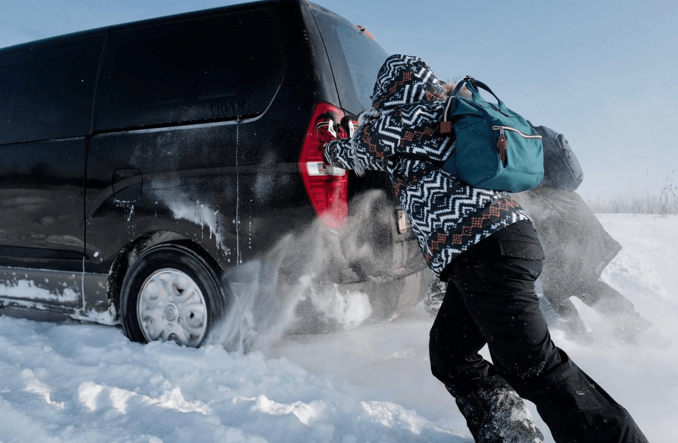 Фото машины, которая застряла в снегу
