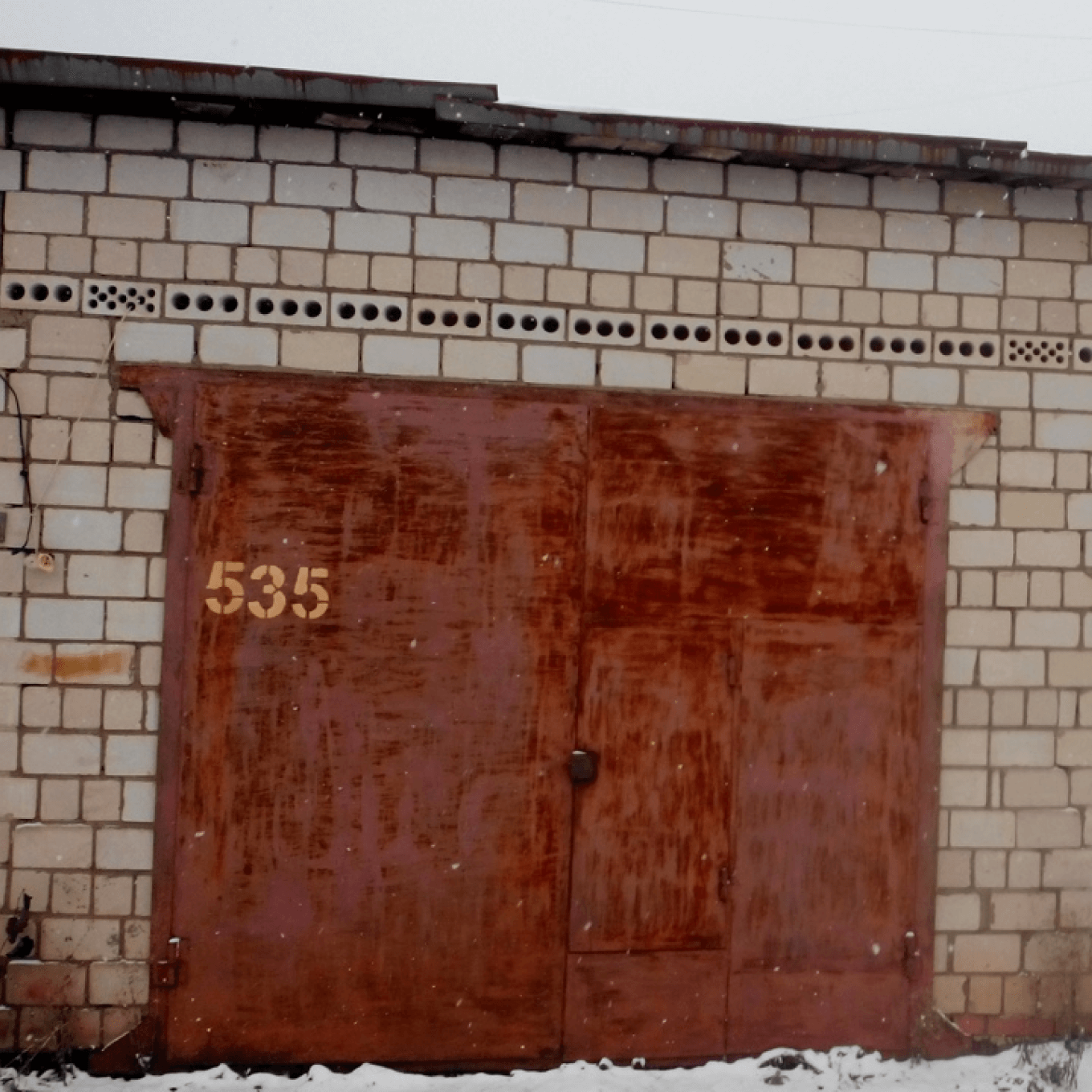 Гараж, в котором герой первое время вязал веники