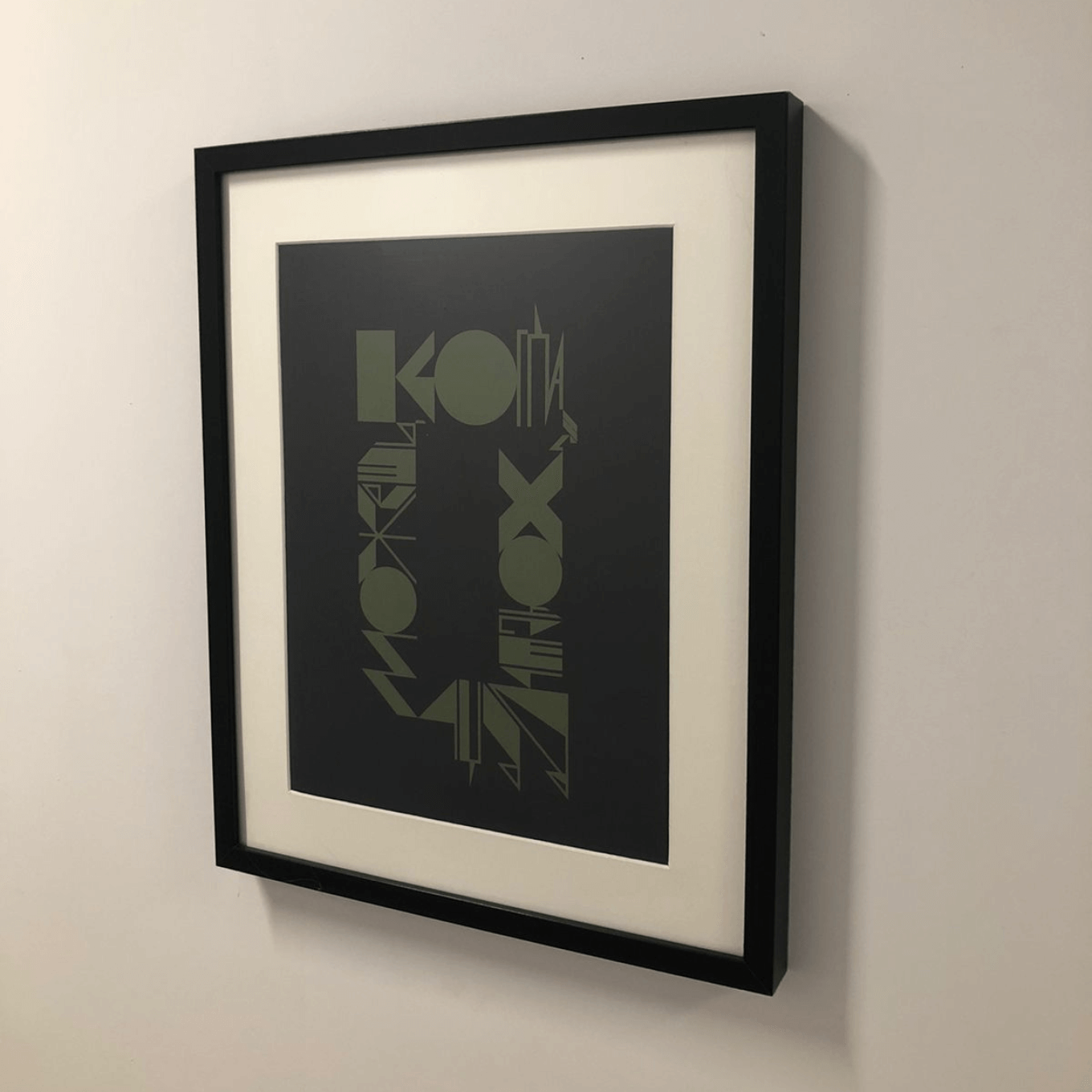 Картина в стиле супрематизм в хостеле FORMA