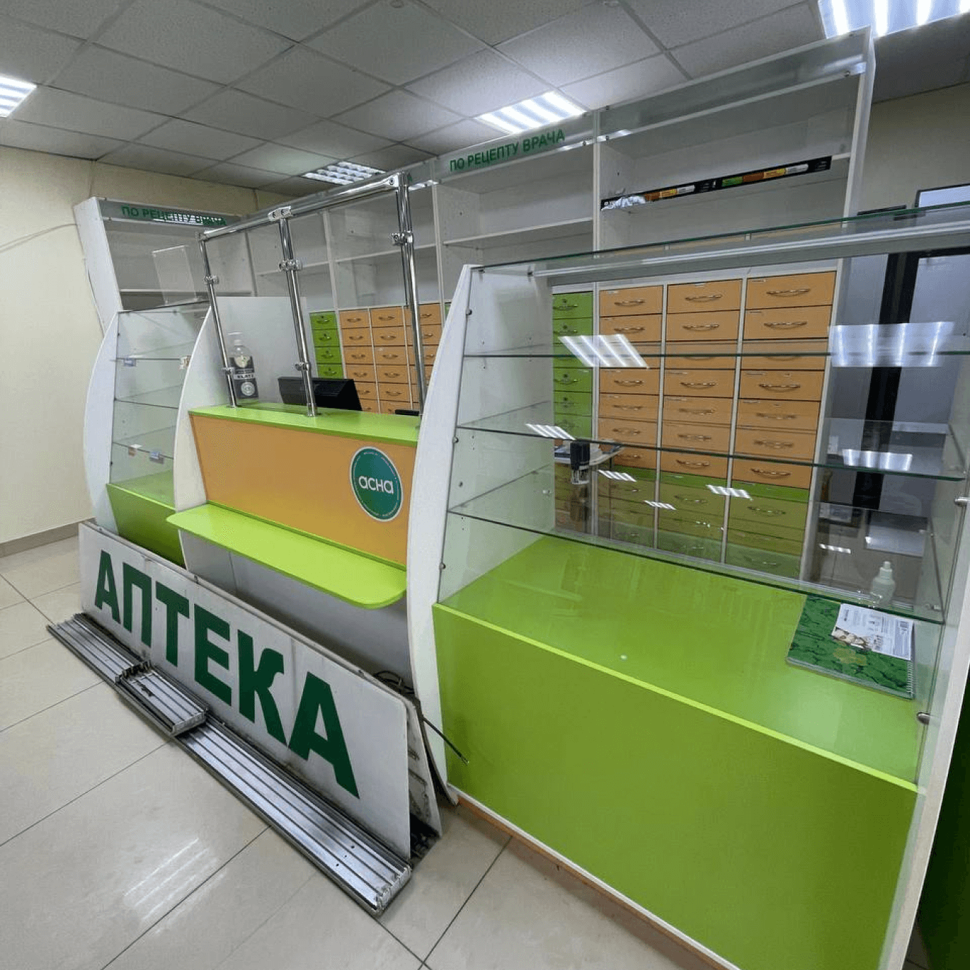 Фото витрин аптеки