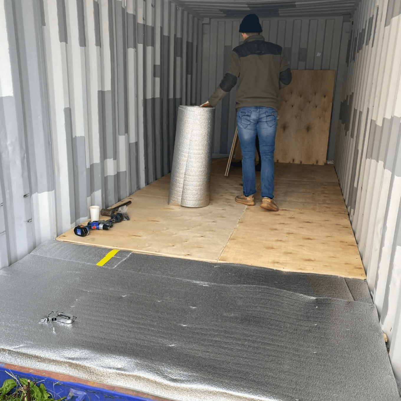 Процесс утепления контейнера