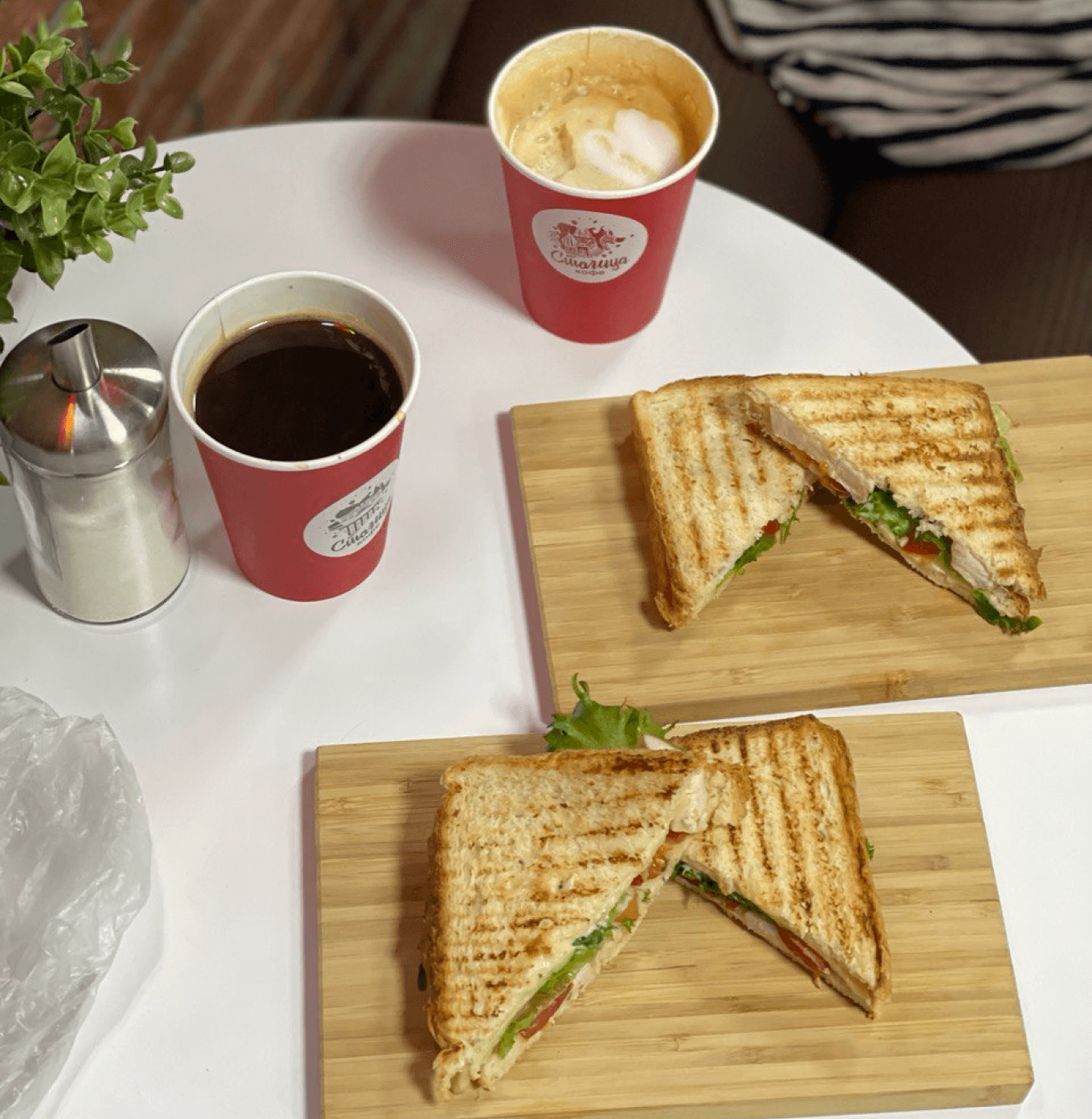 Сэндвичи, которые продают в кофейне