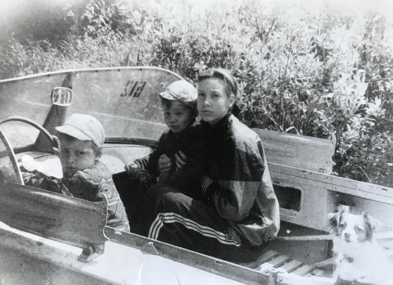 Кирилл за рулем семейной лодки «Прогресс-2М»