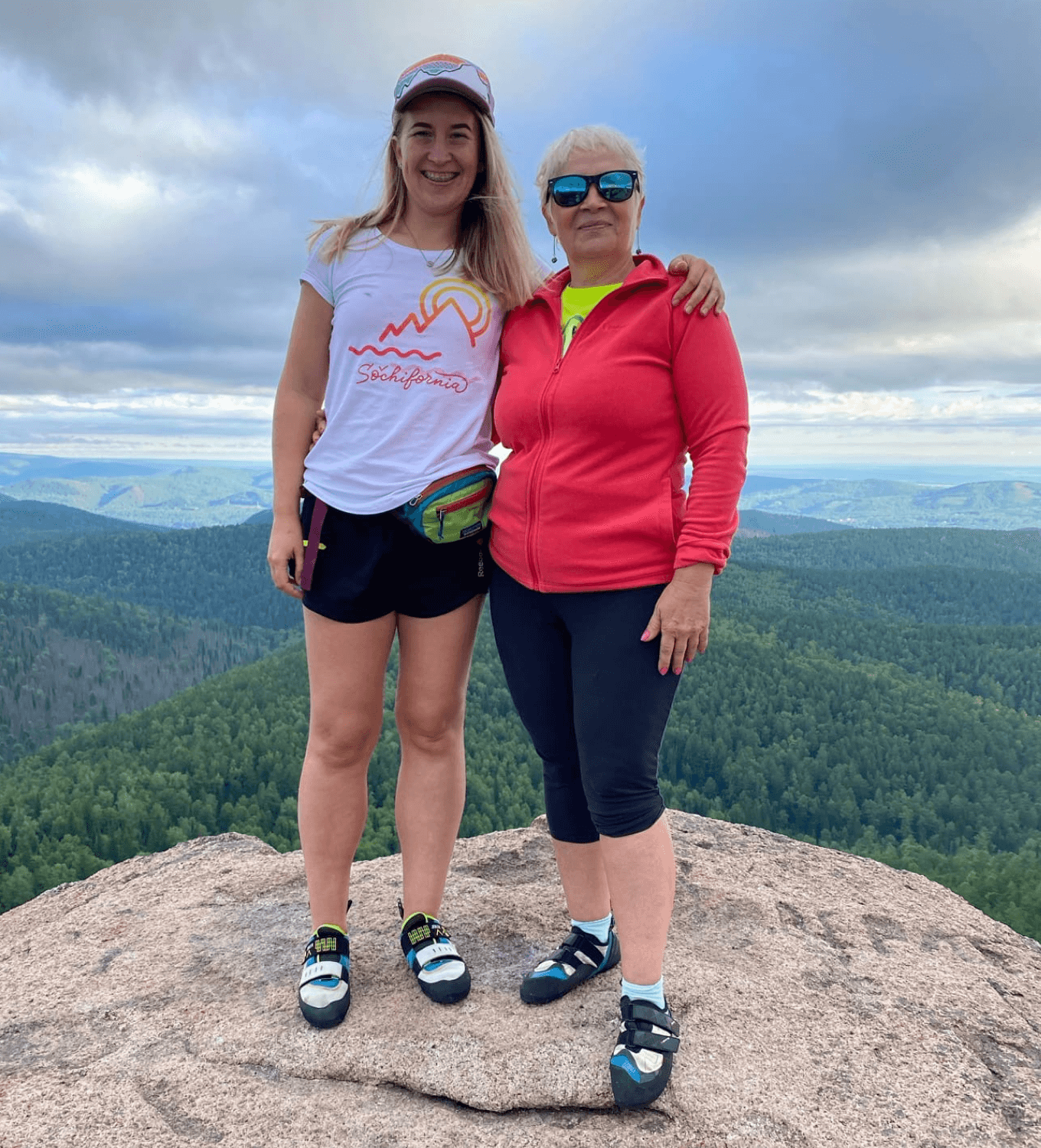 Мама Олеси Ушаковой сама вручную отшивает мешочки для чайных сборов