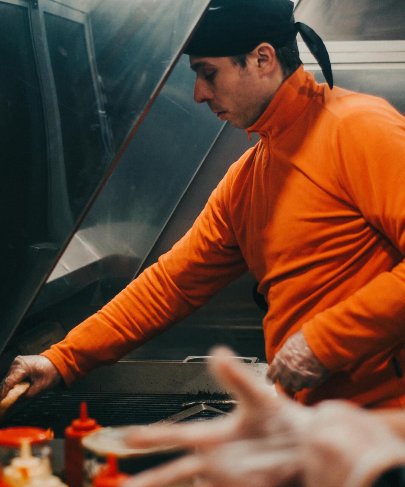 Кирилл Кожевников готовит бургеры