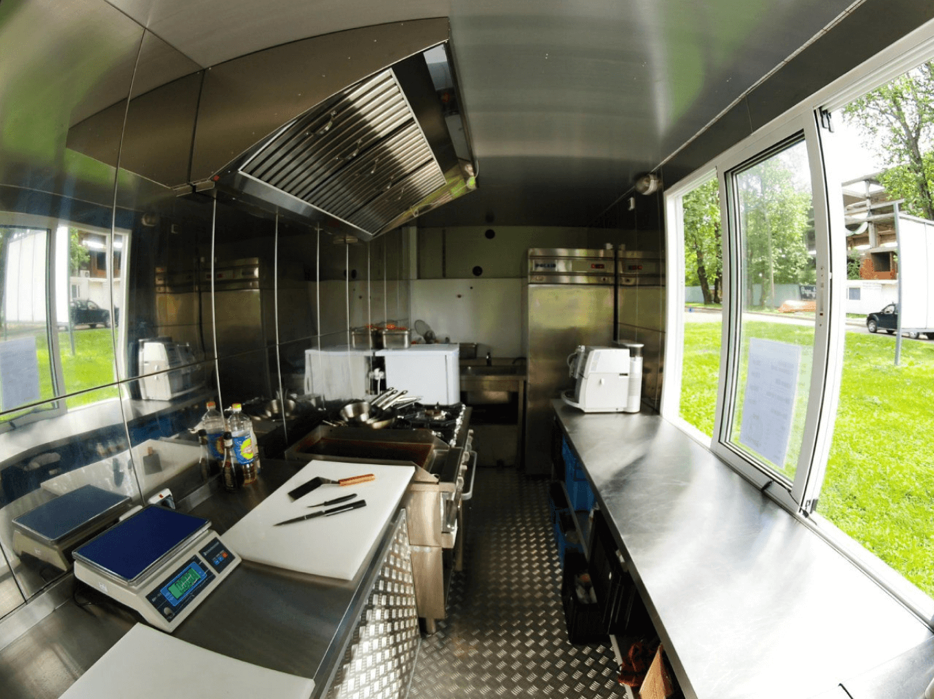 Фото оборудования мобильной закусочной