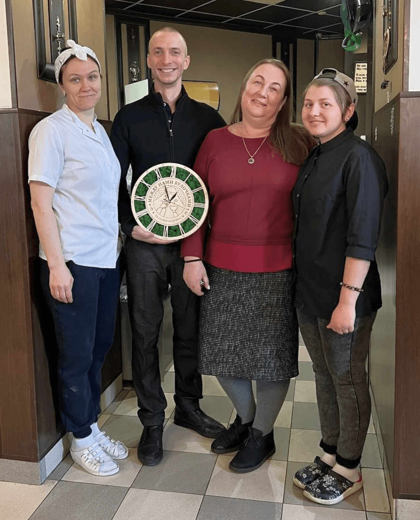 Дмитрий Никитин с мамой, шеф-поваром и шеф-кондитером пекарни