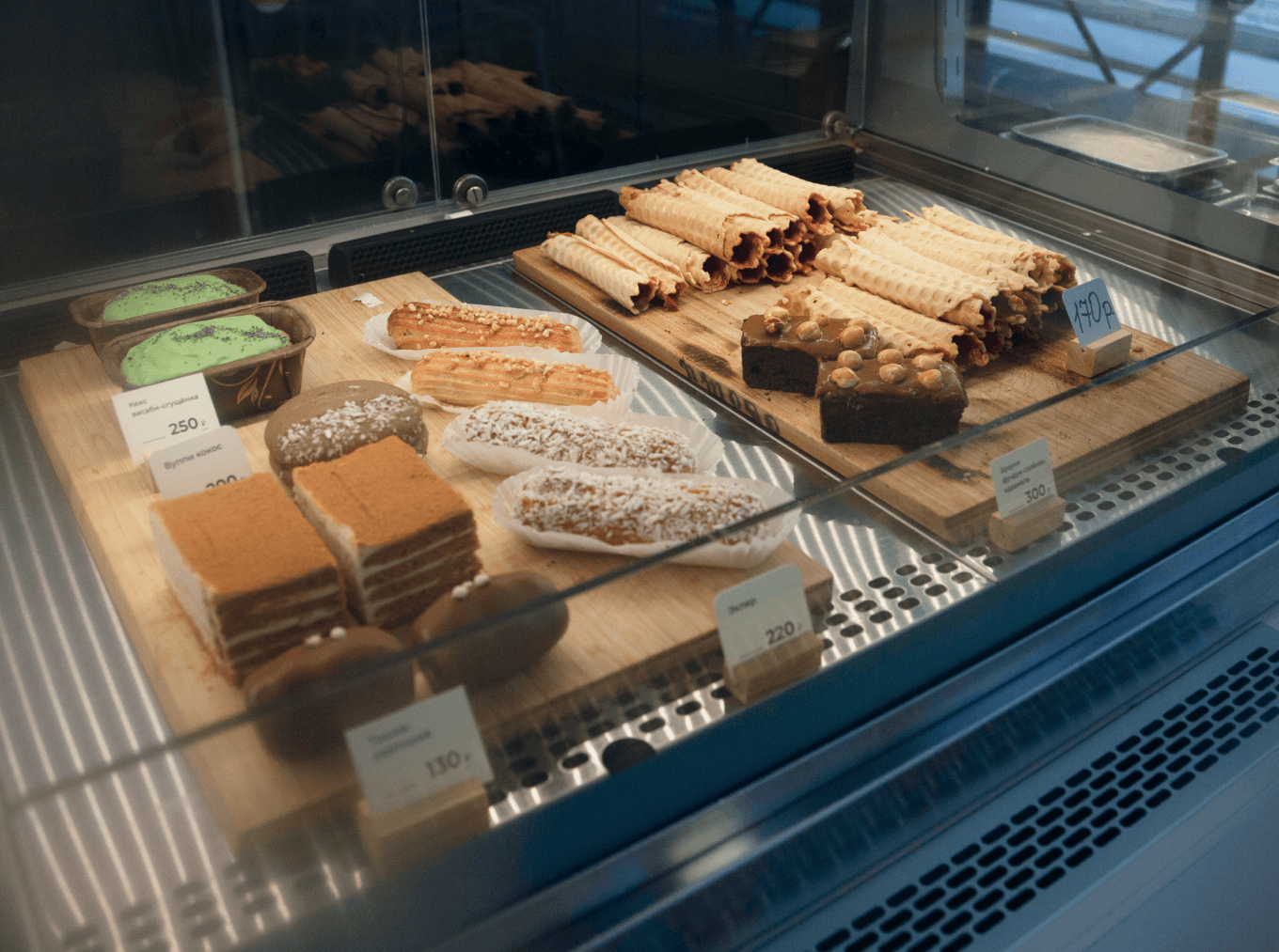 Витрина с десертами в кофейне