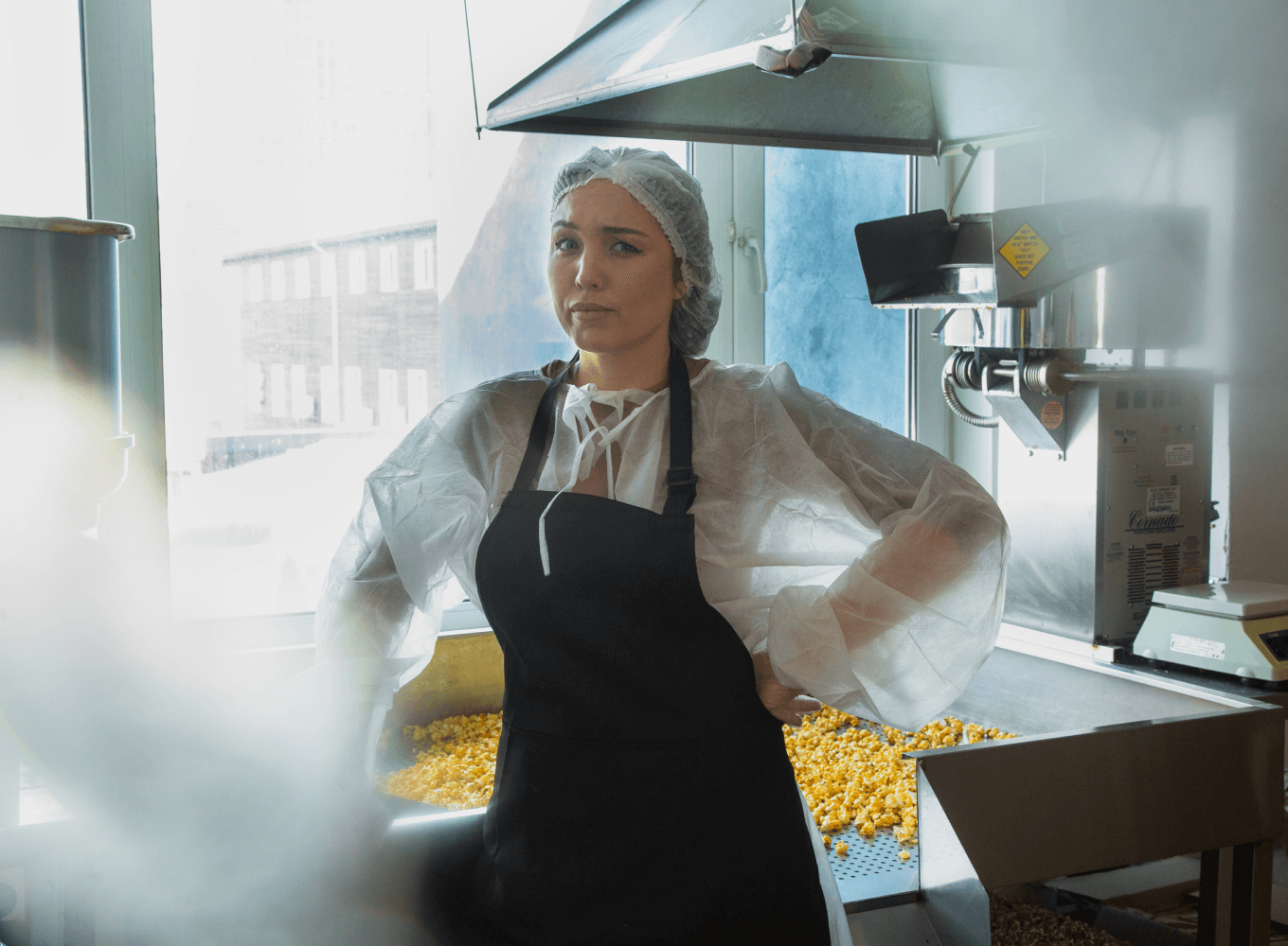 Мария Королева на производстве попкорна RUSH