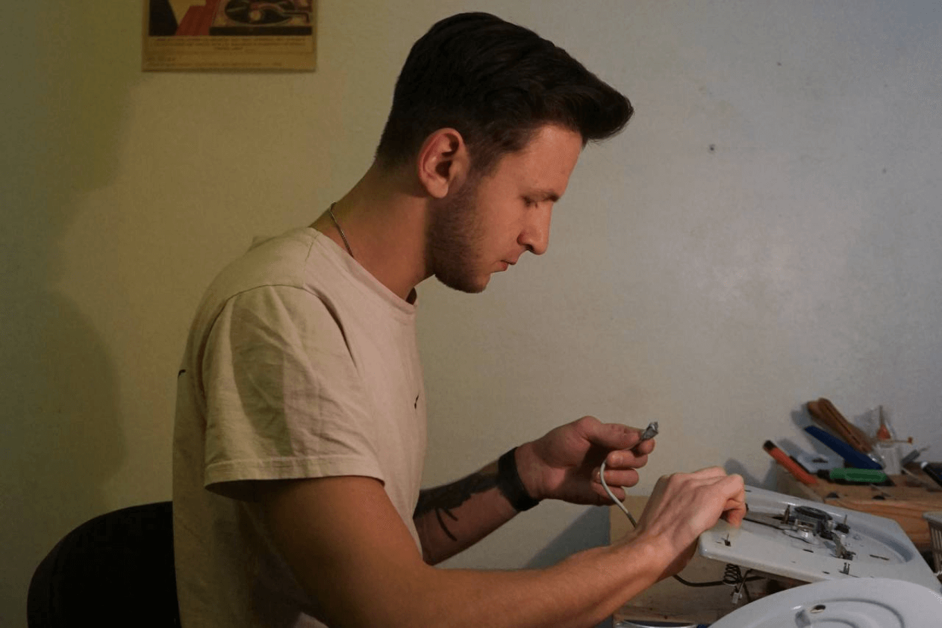 Один из этапов реставрации — сборка проигрывателя