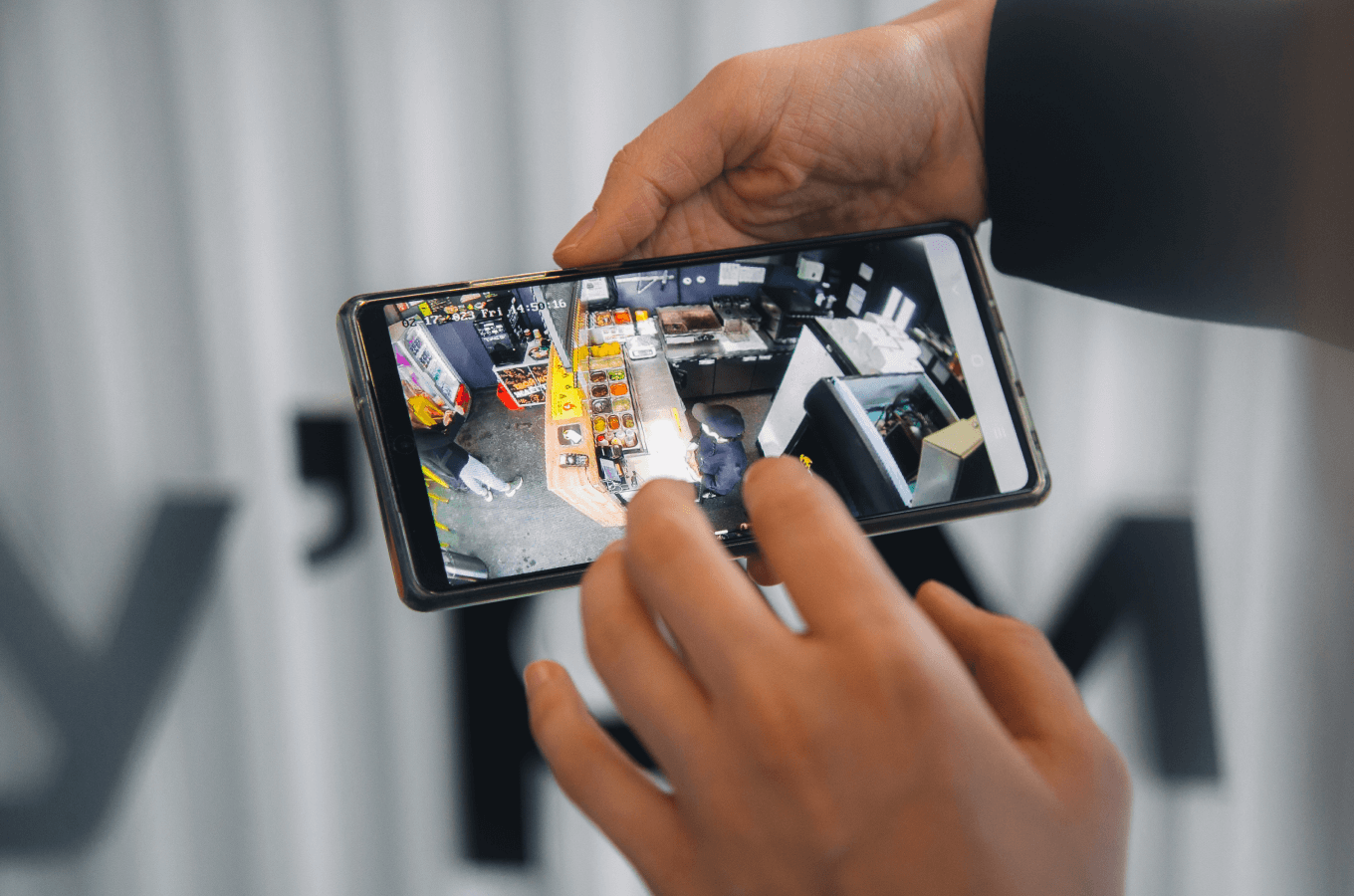 Можно следить с телефона, как работает киоск и готовится шаурма