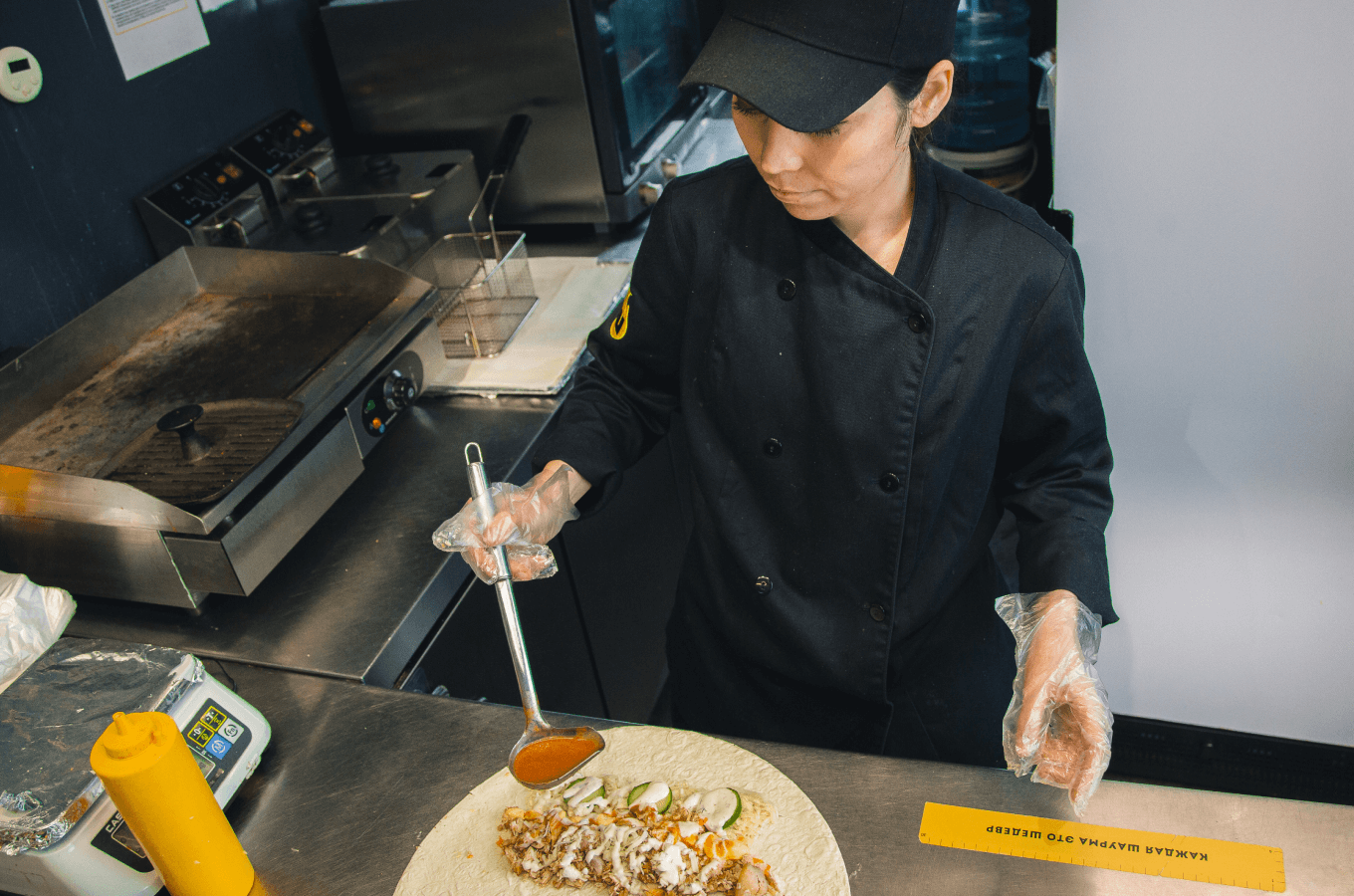 Сборка шаурмы в ресторане «Шоу’рма»