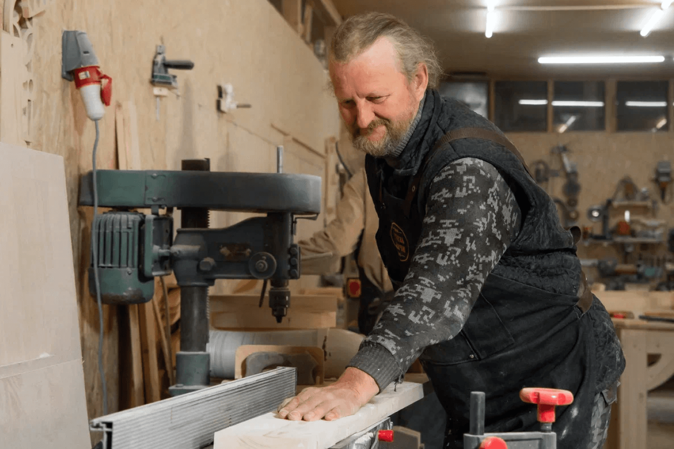 Старший мастер Артели Виктор Семенов