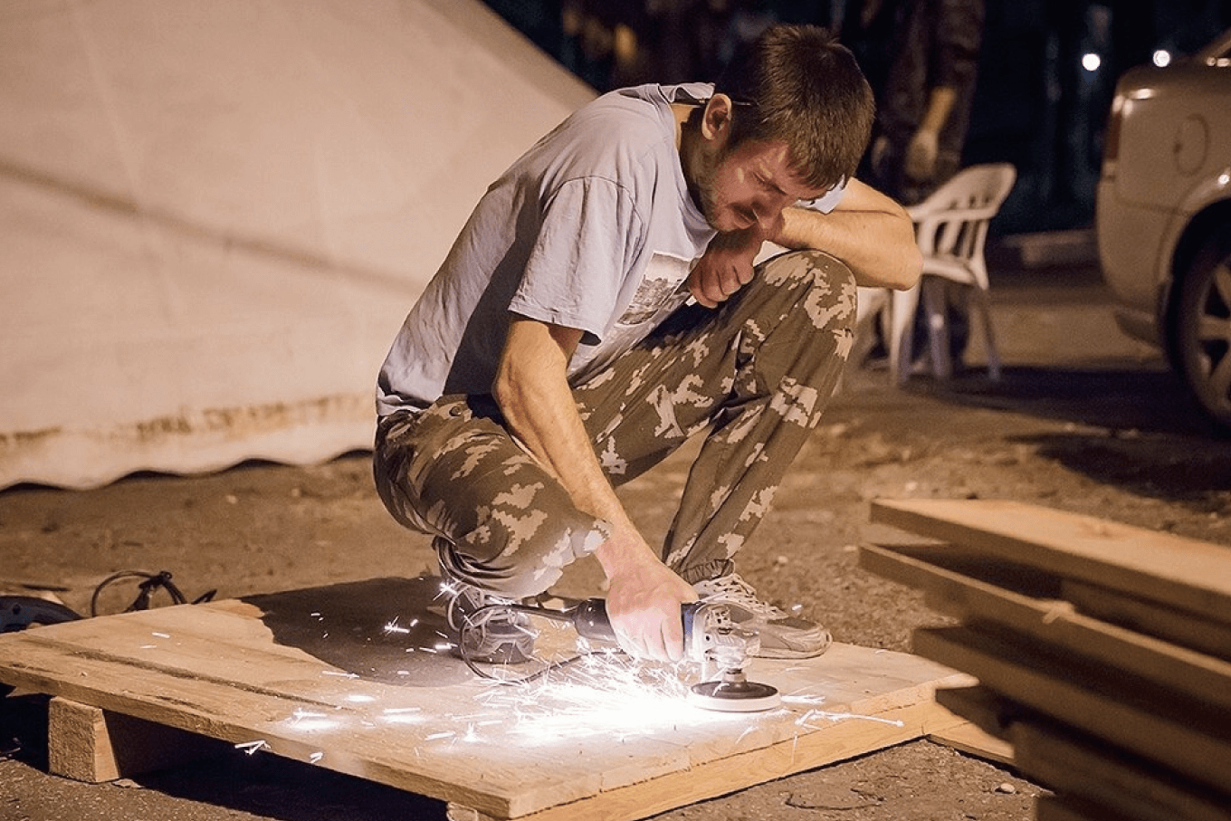 Иван Мордовин за работой над деревней ремесел для фестиваля WOMAD