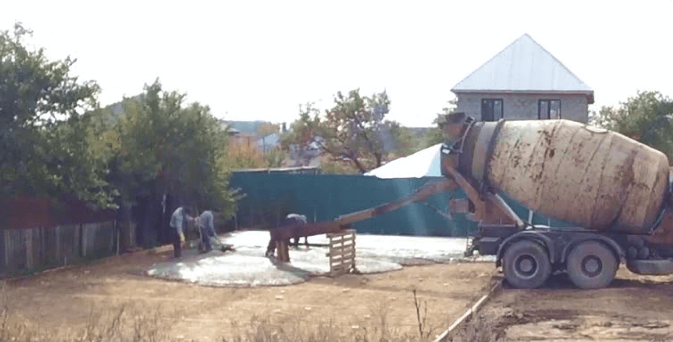 Рабочие заливают фундамент для мастерской WOMAD