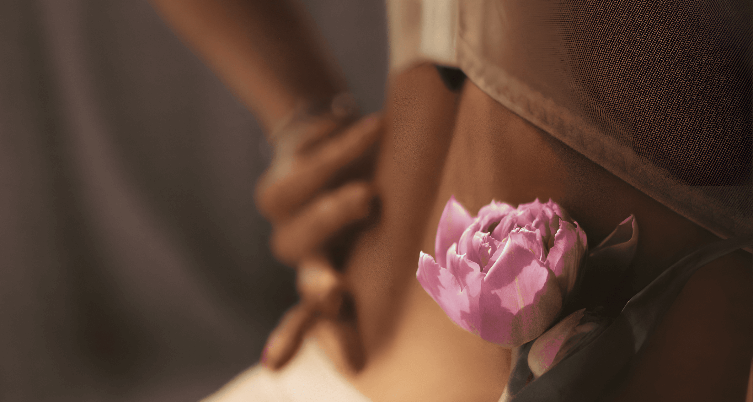 выпала сиська молодая