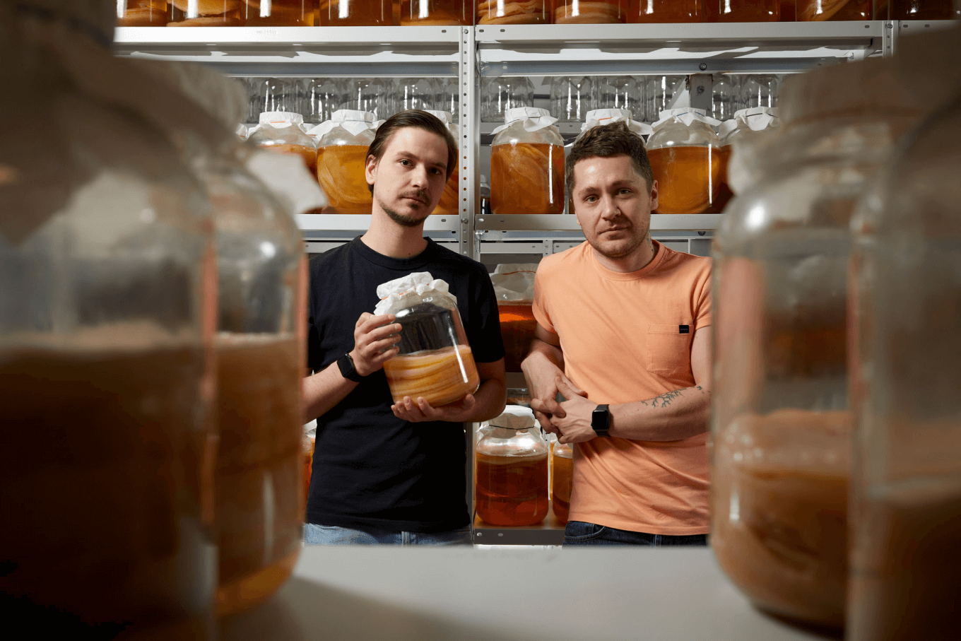 Основатели Rawish в цехе ферментации грибной культуры