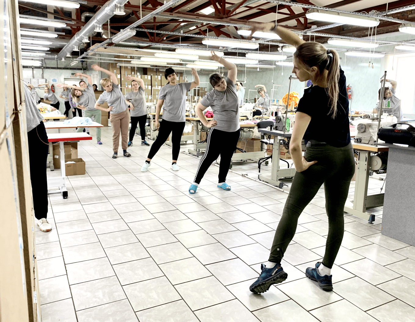 Зарядка для сотрудников — один из способов мотивации и поднятия настроения