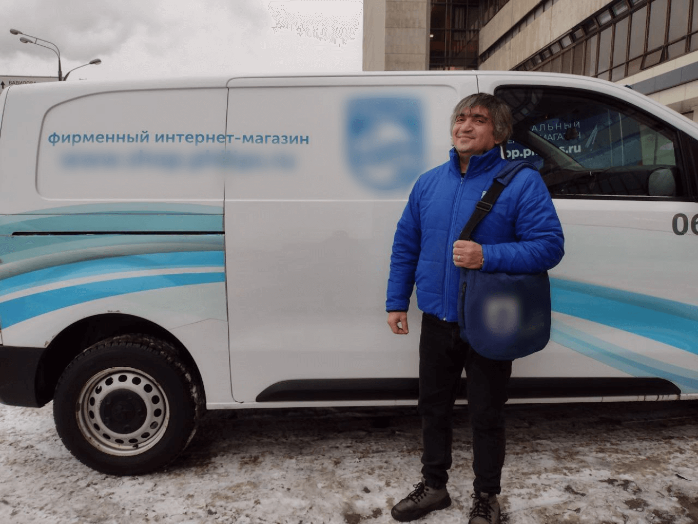 Торговые представители на брендированном авто и в форме