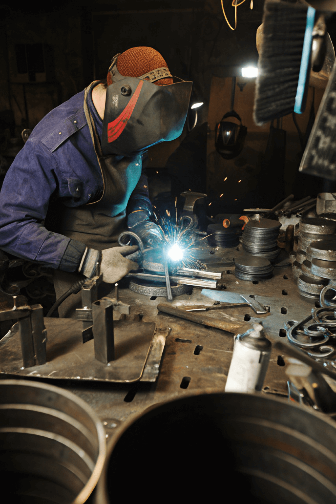 Сварщик за работой «Стальные решения»