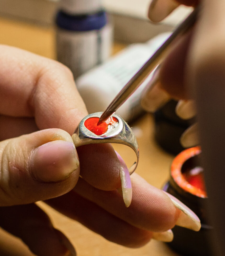 Процесс нанесения эмали на ювелирное кольцо