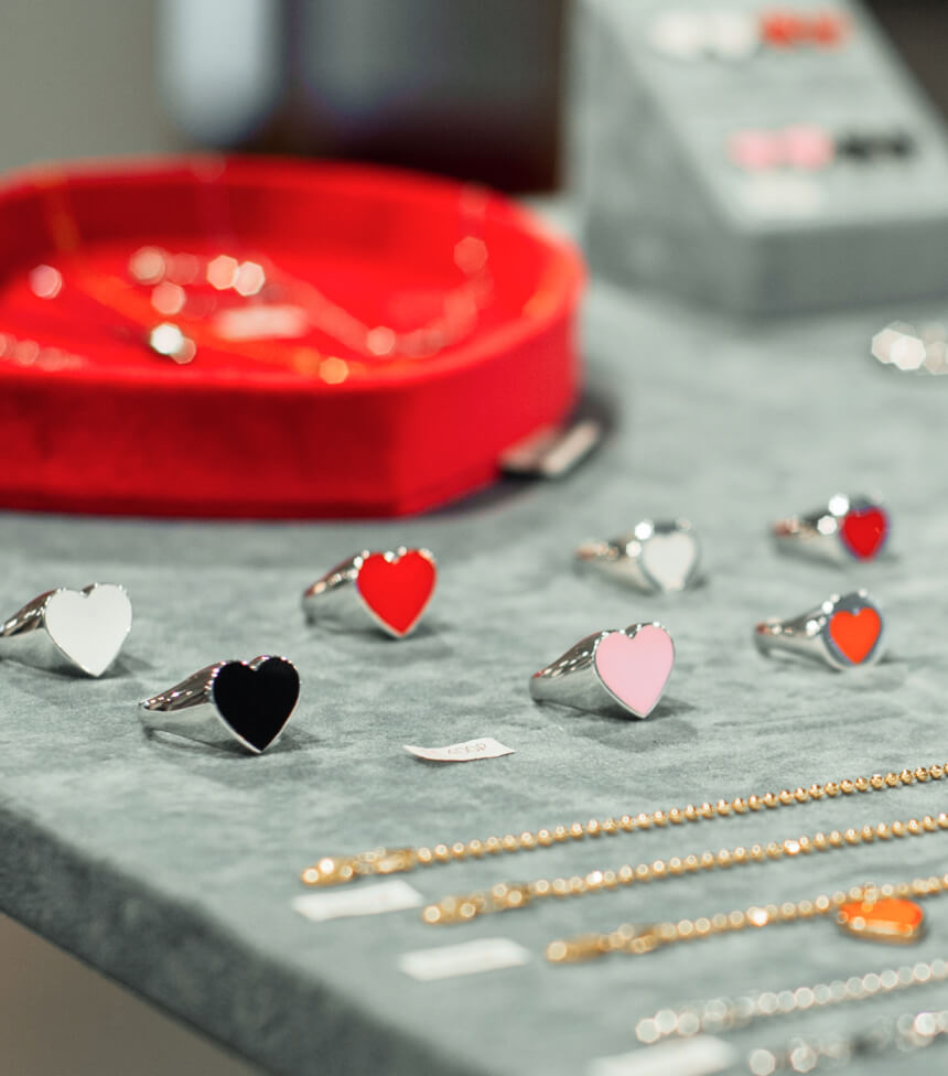 Процесс нанесения эмали на ювелирное кольцо