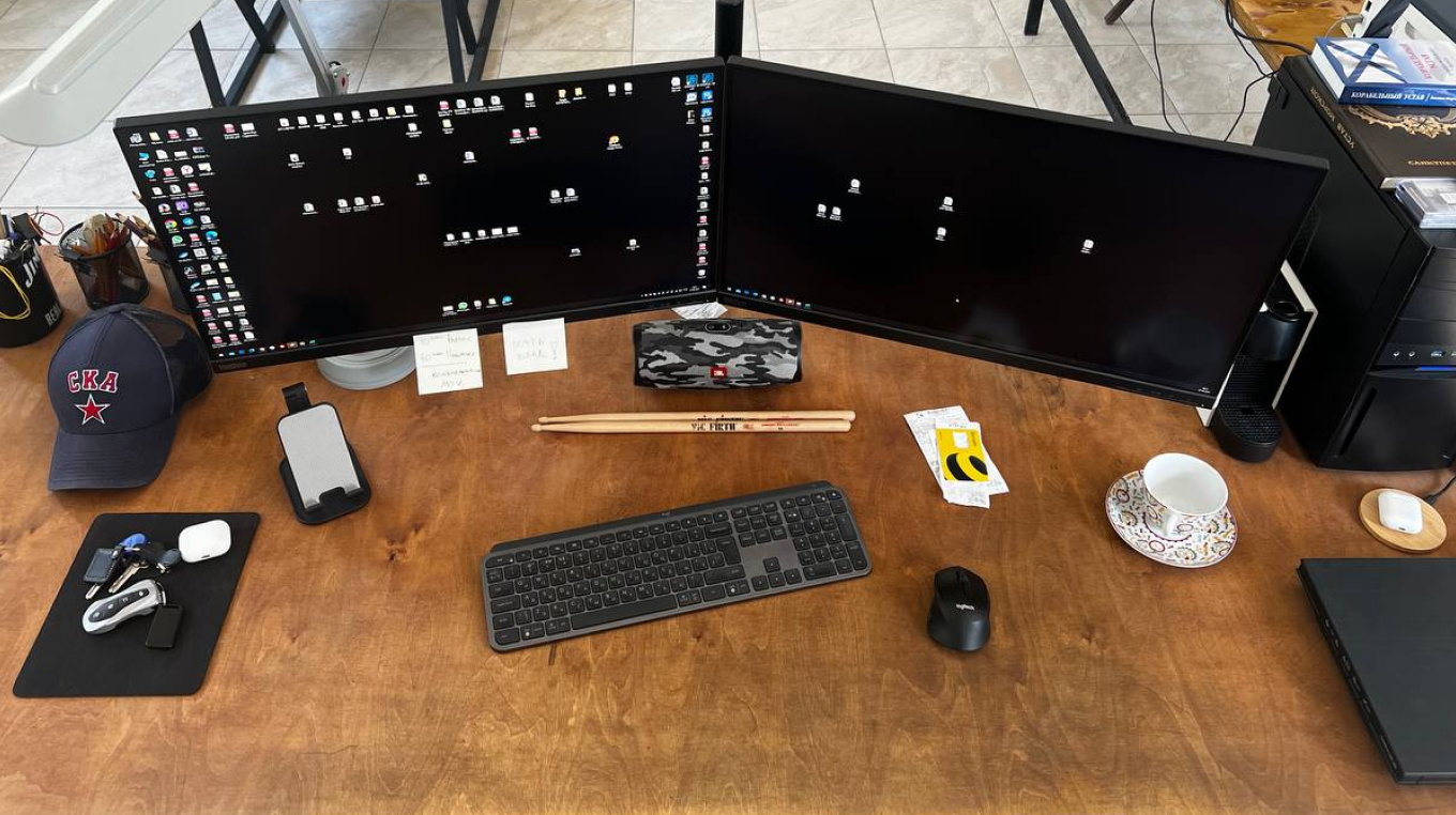 Стол с двумя мониторами владельца SEARENE yachts