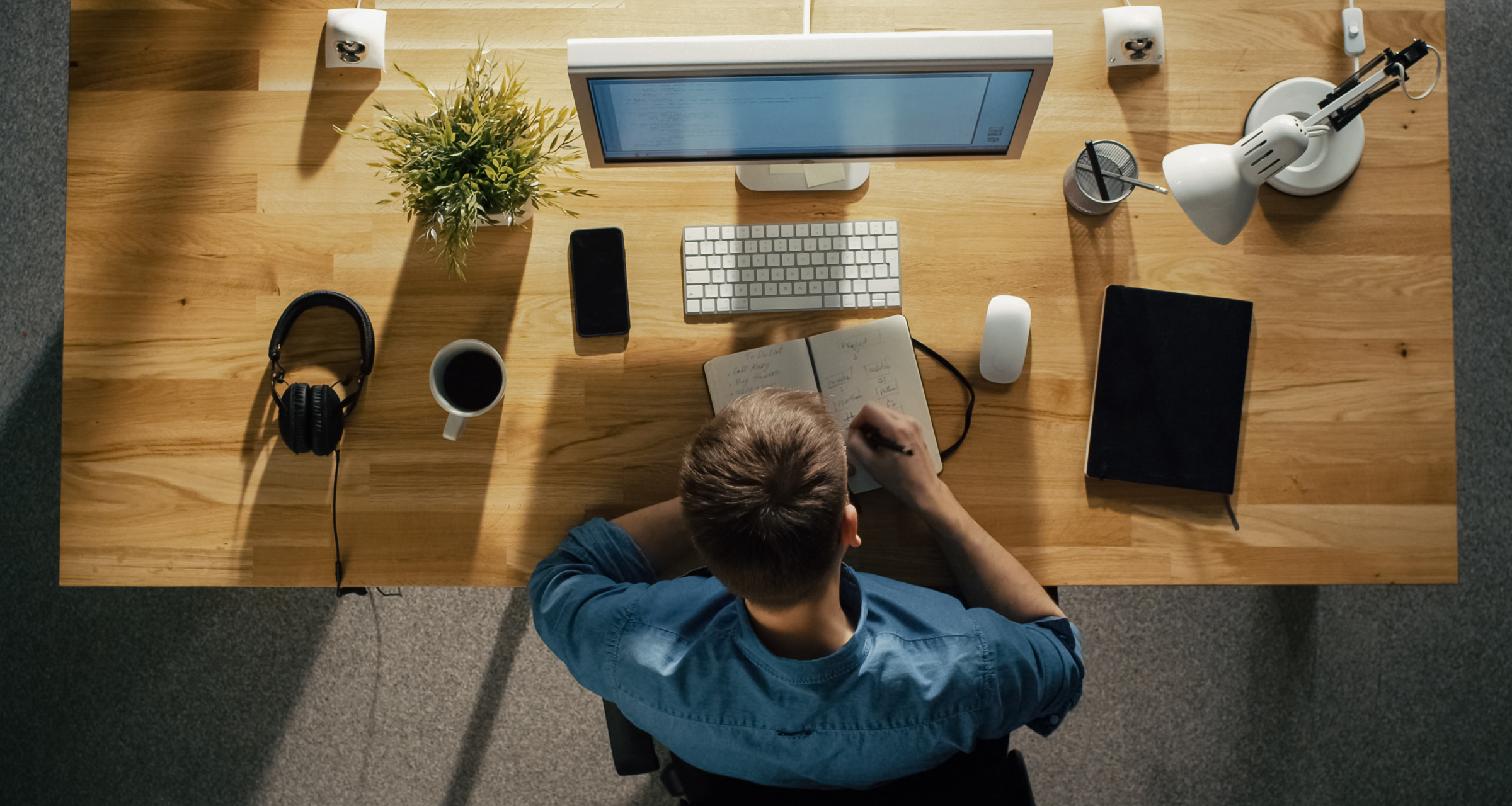 Блиц: как выглядят рабочие столы предпринимателей