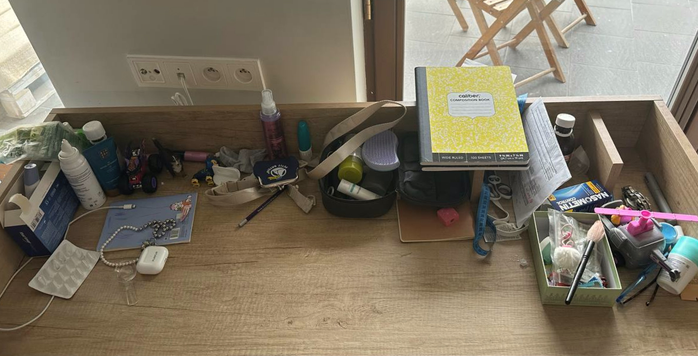 Стол с творческим беспорядком соосновательницы Purpur