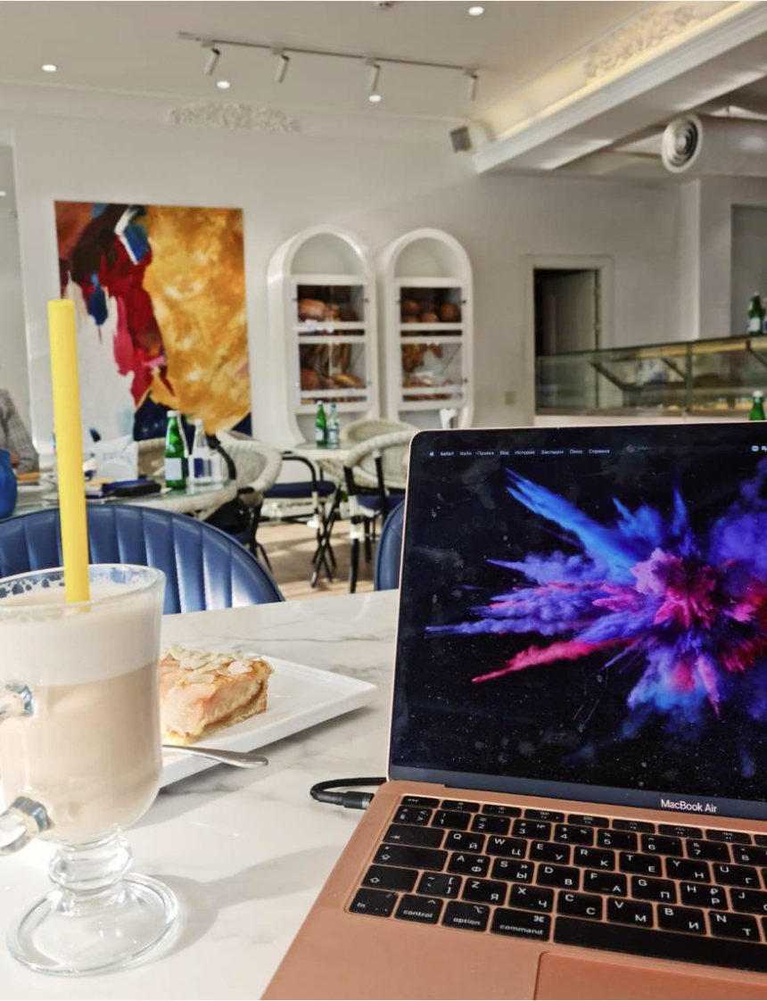 Рабочий стол в кафе основательницы франшизы «Шоу’рма»