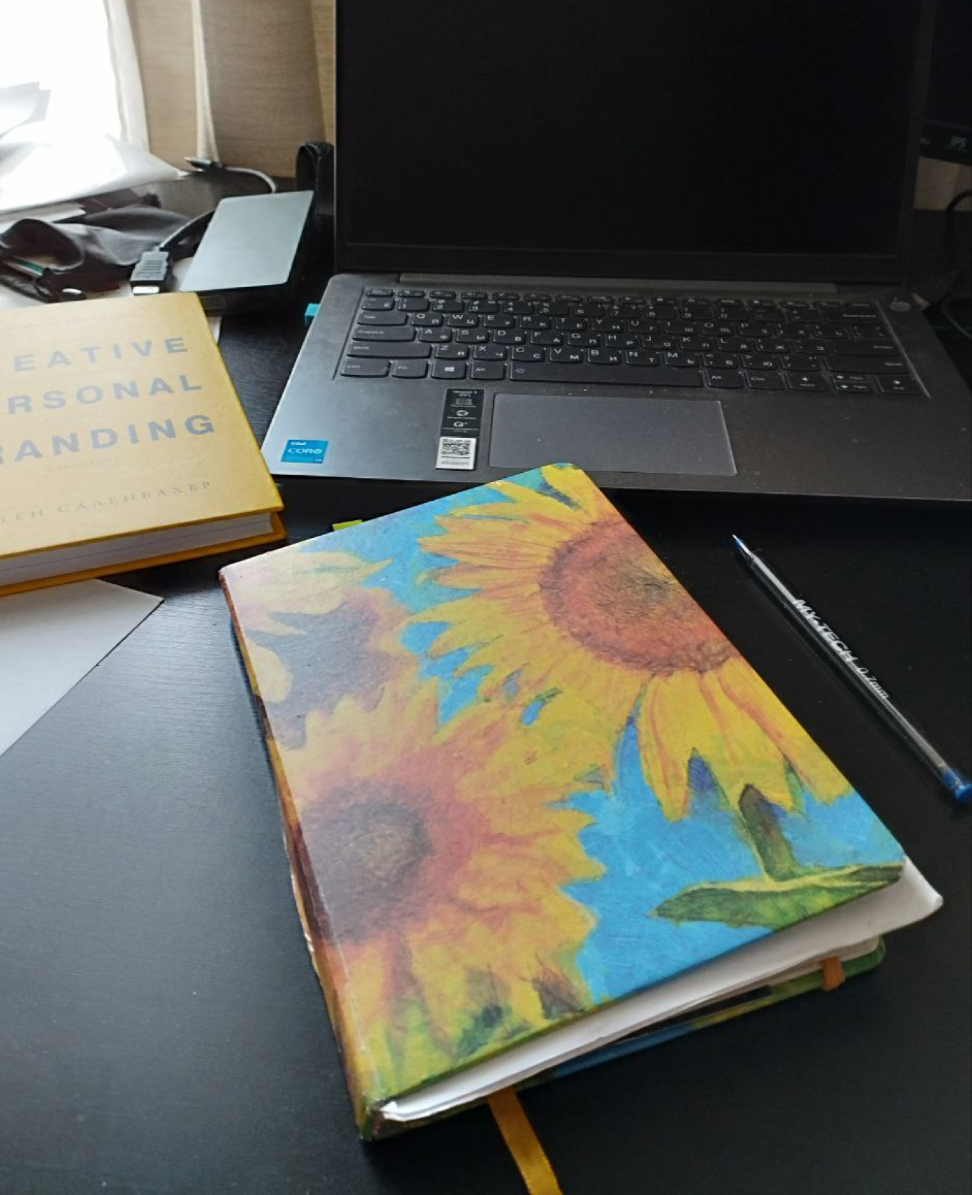 Рабочий стол соосновательницы рыбной фермы «Сом Сомыч»