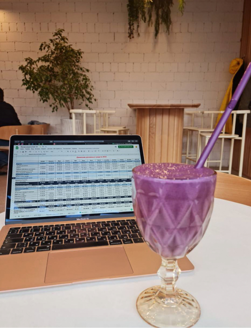 Рабочий стол в кафе основательницы франшизы «Шоу’рма»