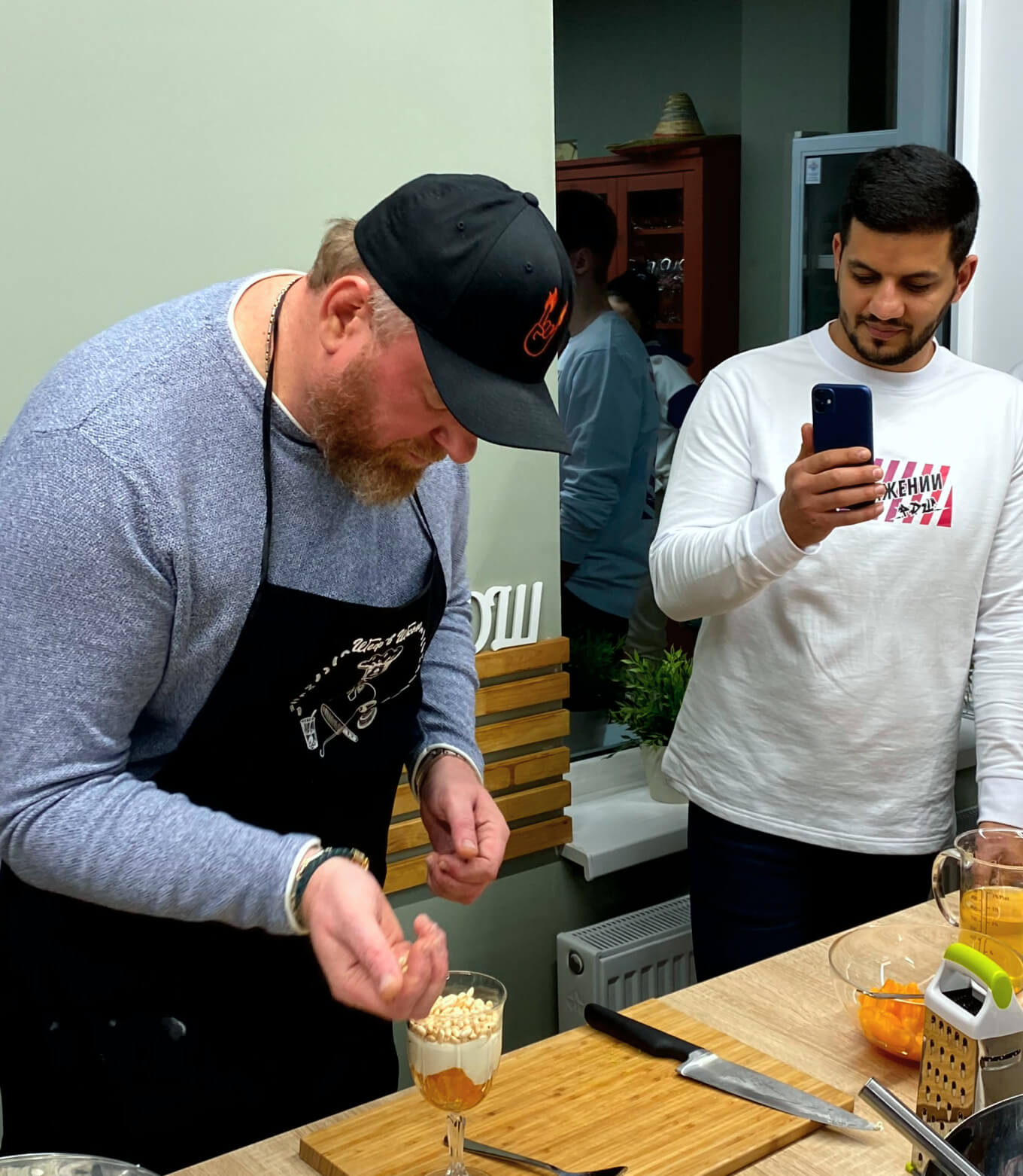 Шеф Ивлев проводит мастер-класс в студии Culinarium